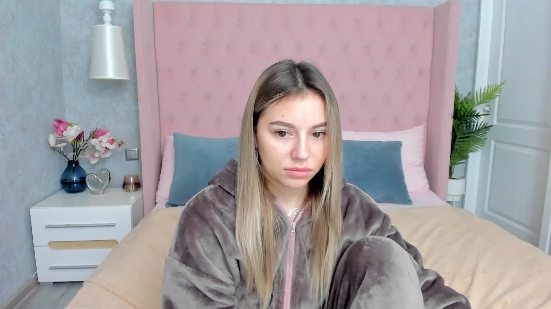 Gallery image thumbnail from SofiBloom's myfreecams stream on, 12/02/2022, 19:29 image 7 of 20