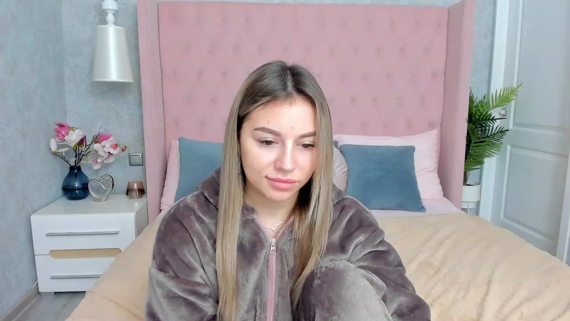 Gallery image thumbnail from SofiBloom's myfreecams stream on, 12/02/2022, 19:29 image 8 of 20