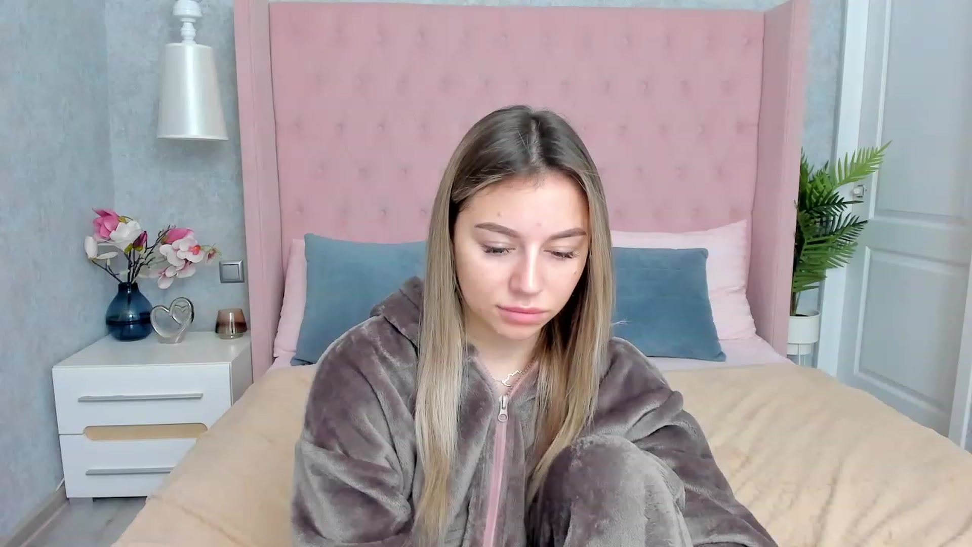 Gallery image thumbnail from SofiBloom's myfreecams stream on, 12/02/2022, 19:29 image 9 of 20