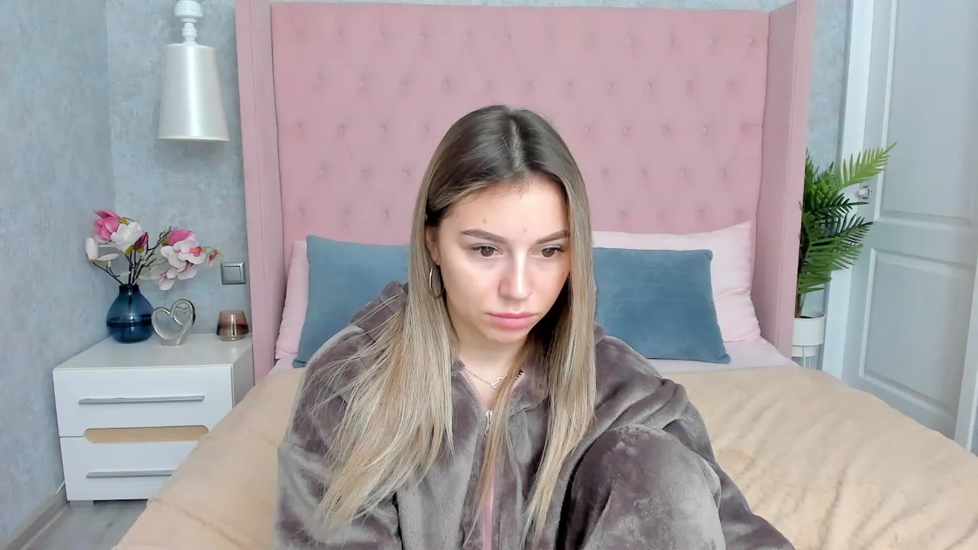 Gallery image thumbnail from SofiBloom's myfreecams stream on, 12/02/2022, 19:29 image 3 of 20