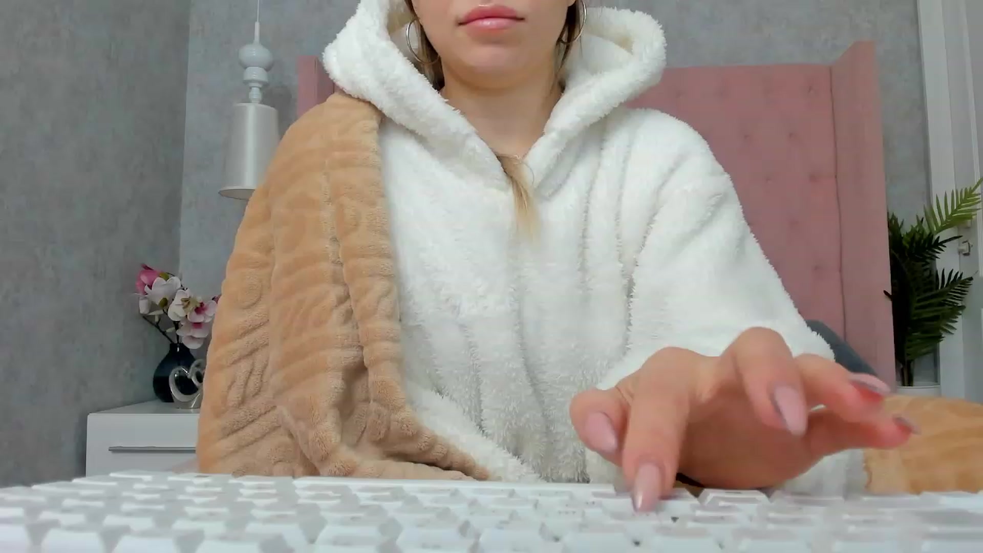 Gallery image thumbnail from SofiBloom's myfreecams stream on, 12/06/2022, 09:33 image 17 of 20