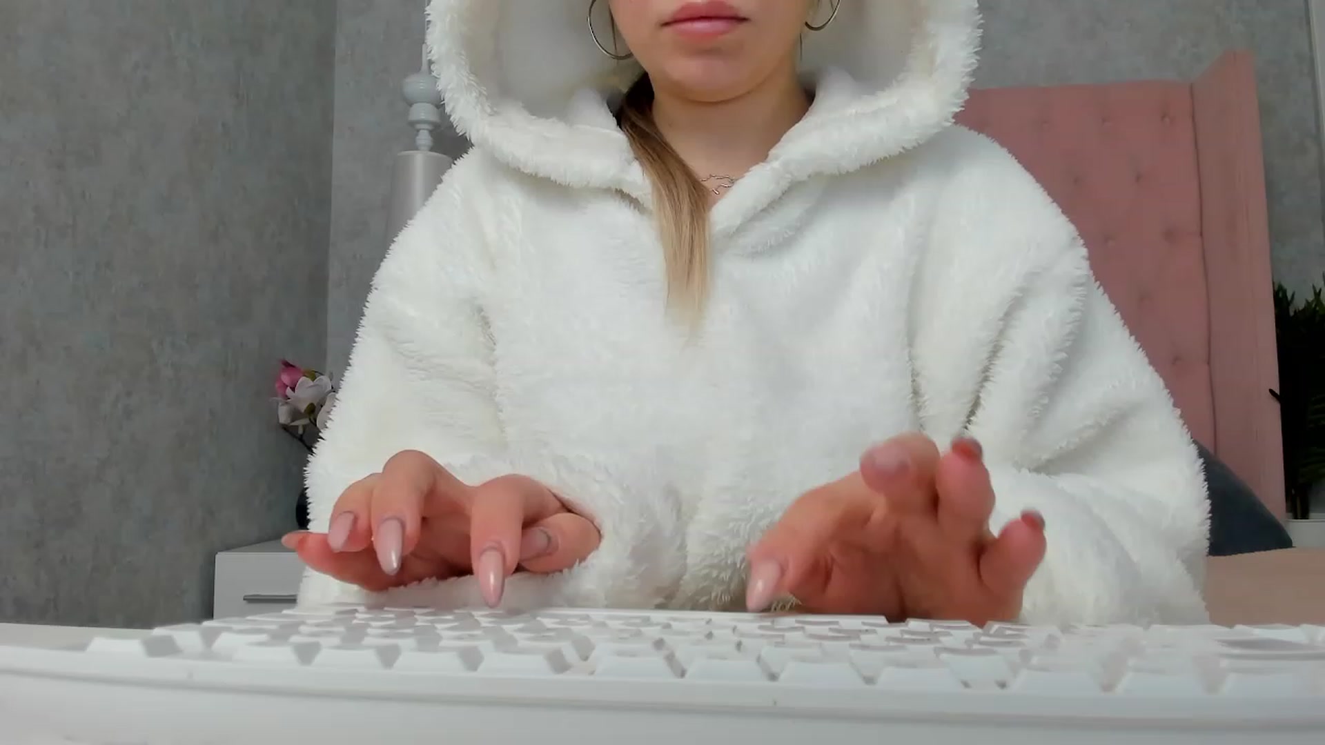 Gallery image thumbnail from SofiBloom's myfreecams stream on, 12/06/2022, 12:02 image 16 of 20