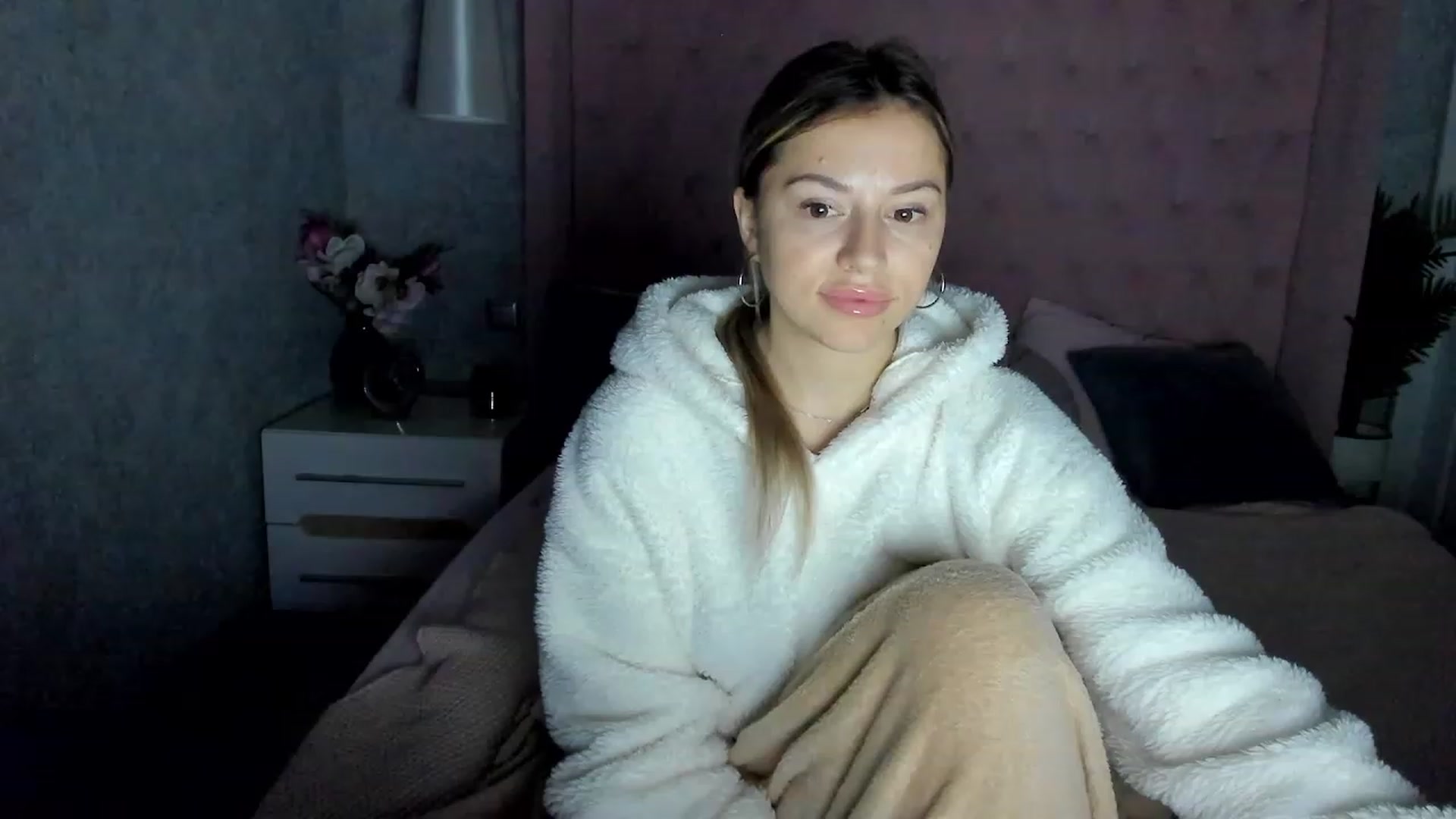 Gallery image thumbnail from SofiBloom's myfreecams stream on, 12/06/2022, 16:21 image 1 of 20