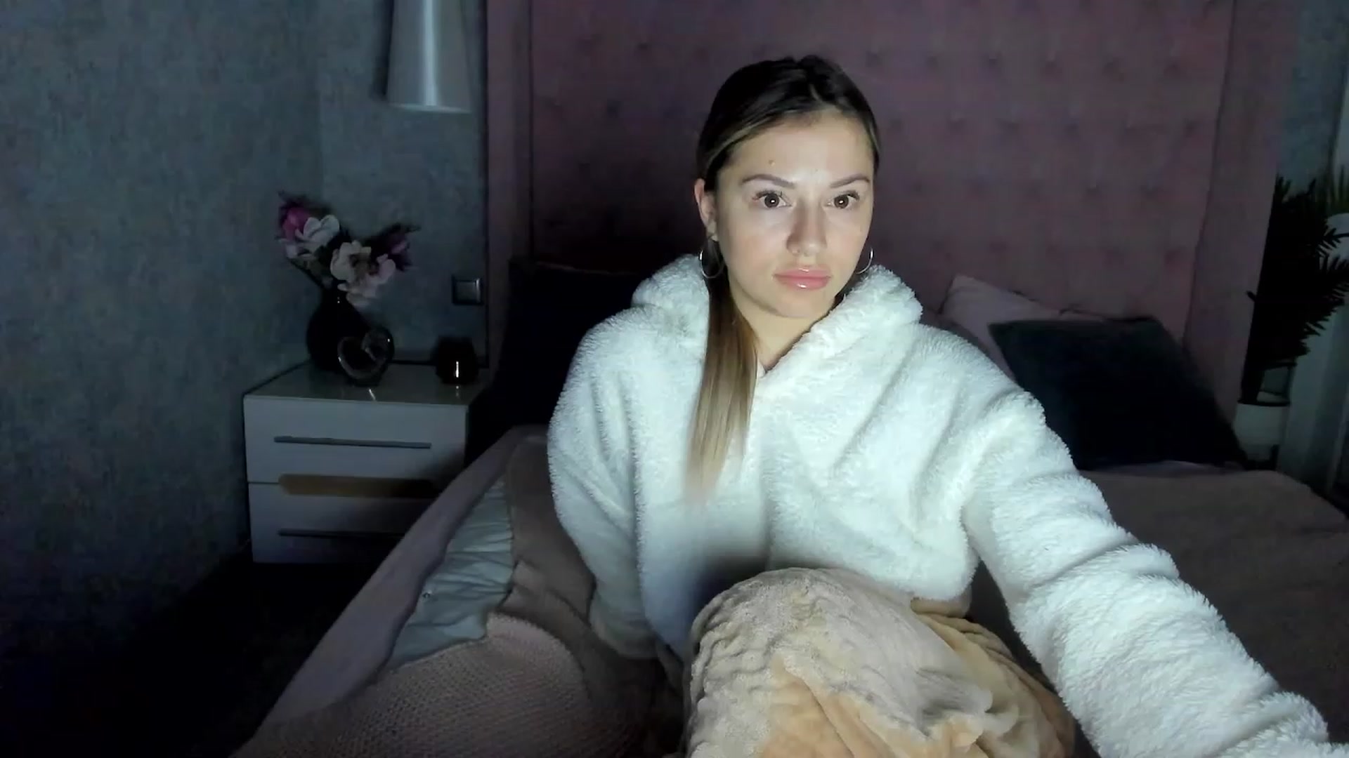Gallery image thumbnail from SofiBloom's myfreecams stream on, 12/06/2022, 19:07 image 15 of 20