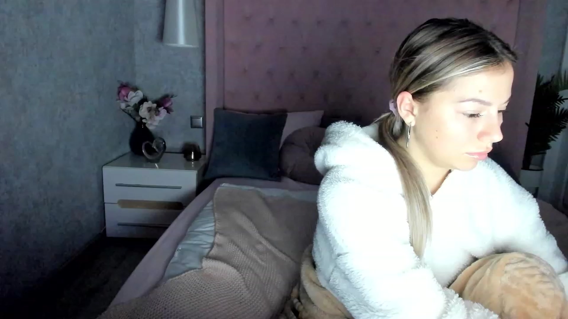 Gallery image thumbnail from SofiBloom's myfreecams stream on, 12/06/2022, 19:07 image 18 of 20