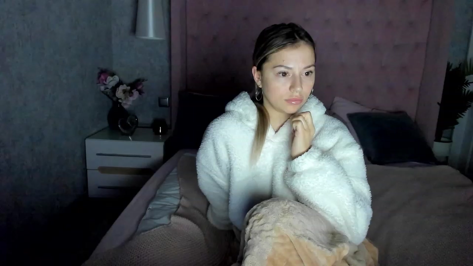Gallery image thumbnail from SofiBloom's myfreecams stream on, 12/06/2022, 19:07 image 17 of 20