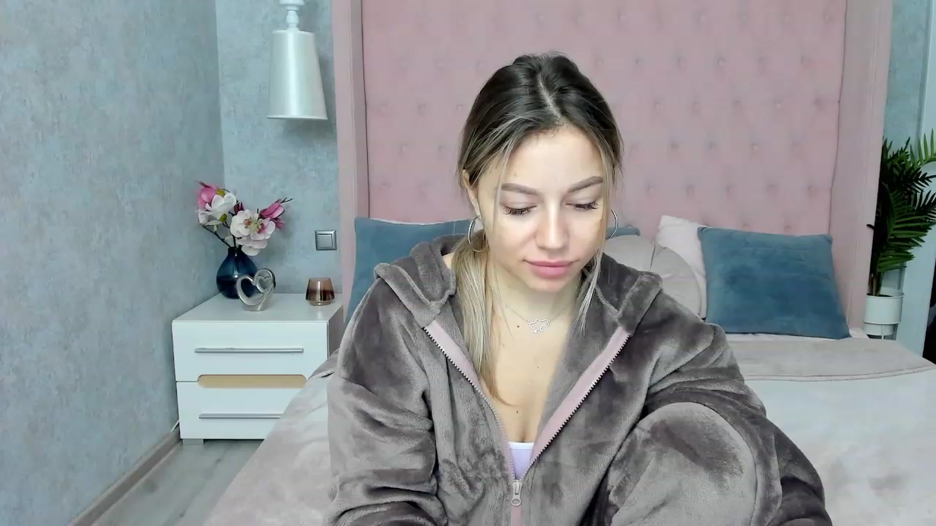 Gallery image thumbnail from SofiBloom's myfreecams stream on, 12/07/2022, 09:09 image 2 of 20