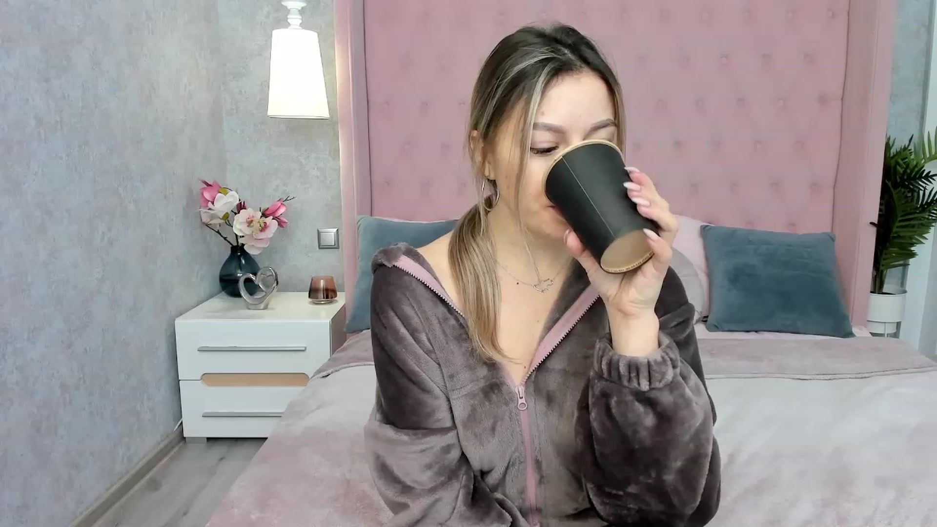 Gallery image thumbnail from SofiBloom's myfreecams stream on, 12/07/2022, 09:09 image 12 of 20
