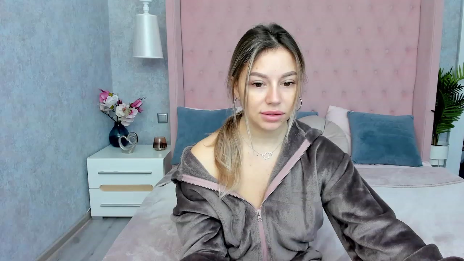Gallery image thumbnail from SofiBloom's myfreecams stream on, 12/07/2022, 09:09 image 8 of 20
