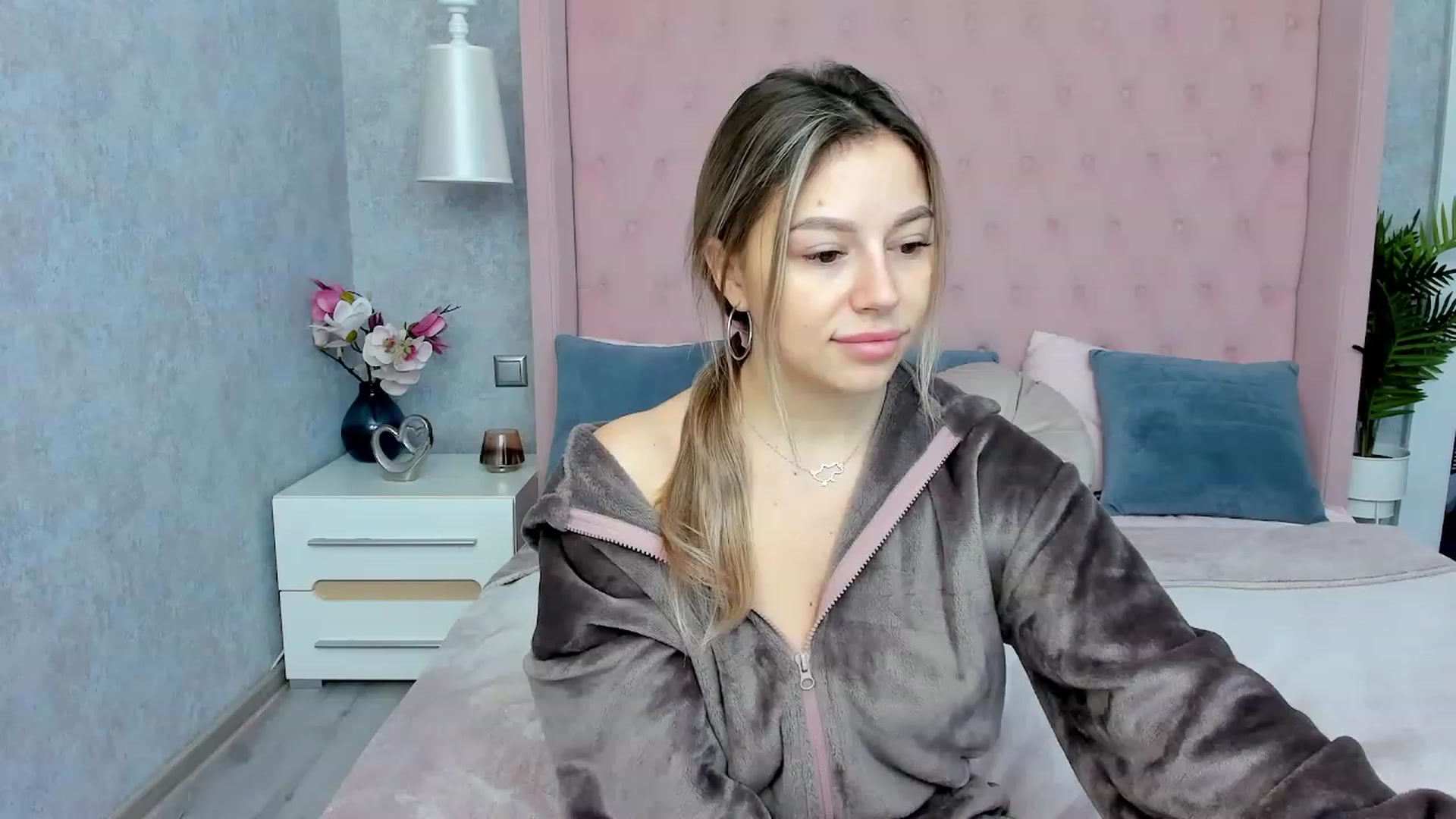 Gallery image thumbnail from SofiBloom's myfreecams stream on, 12/07/2022, 09:09 image 7 of 20