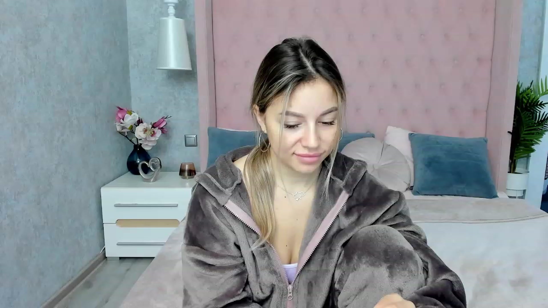 Gallery image thumbnail from SofiBloom's myfreecams stream on, 12/07/2022, 09:09 image 4 of 20