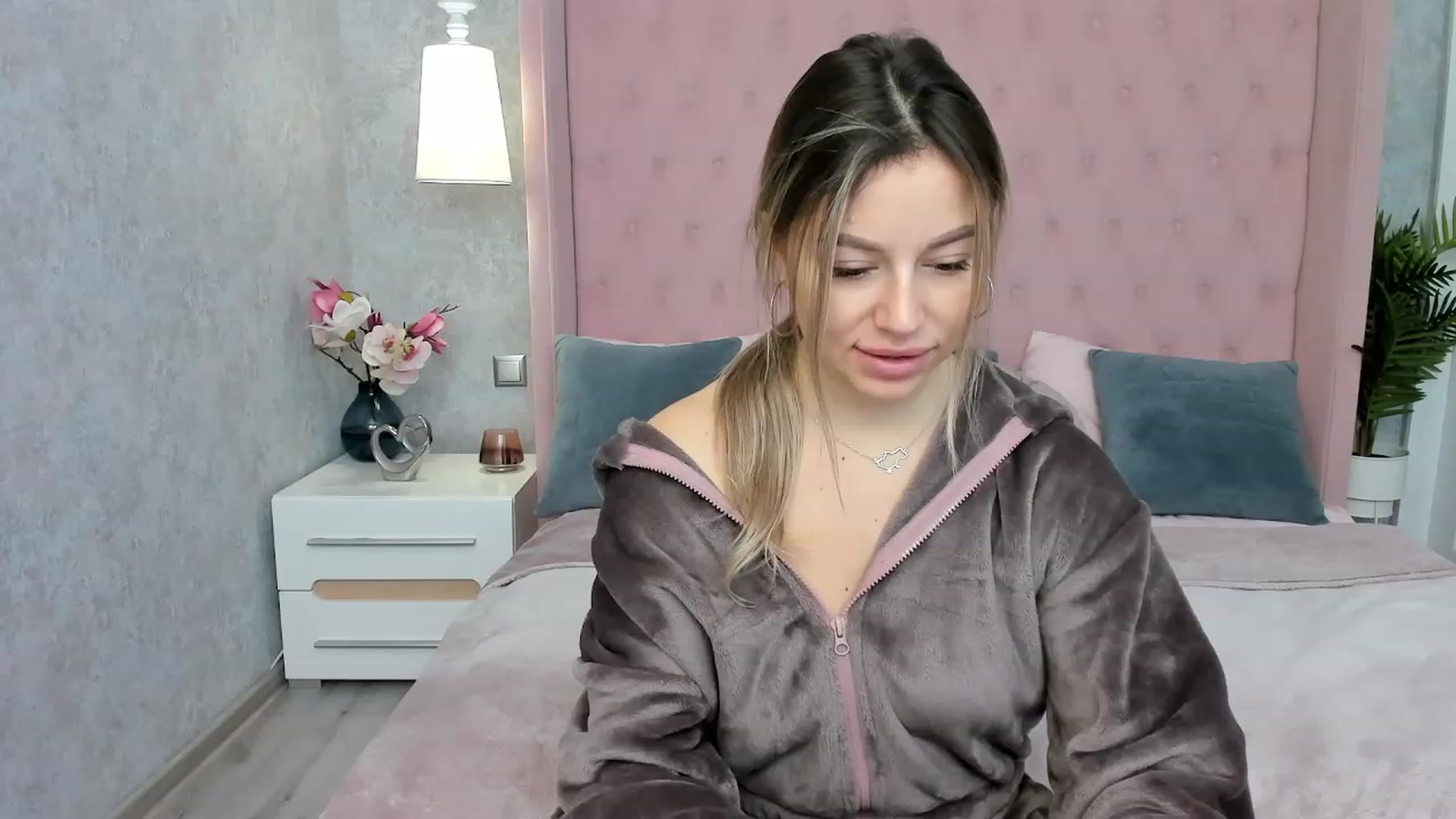 Gallery image thumbnail from SofiBloom's myfreecams stream on, 12/07/2022, 09:09 image 16 of 20