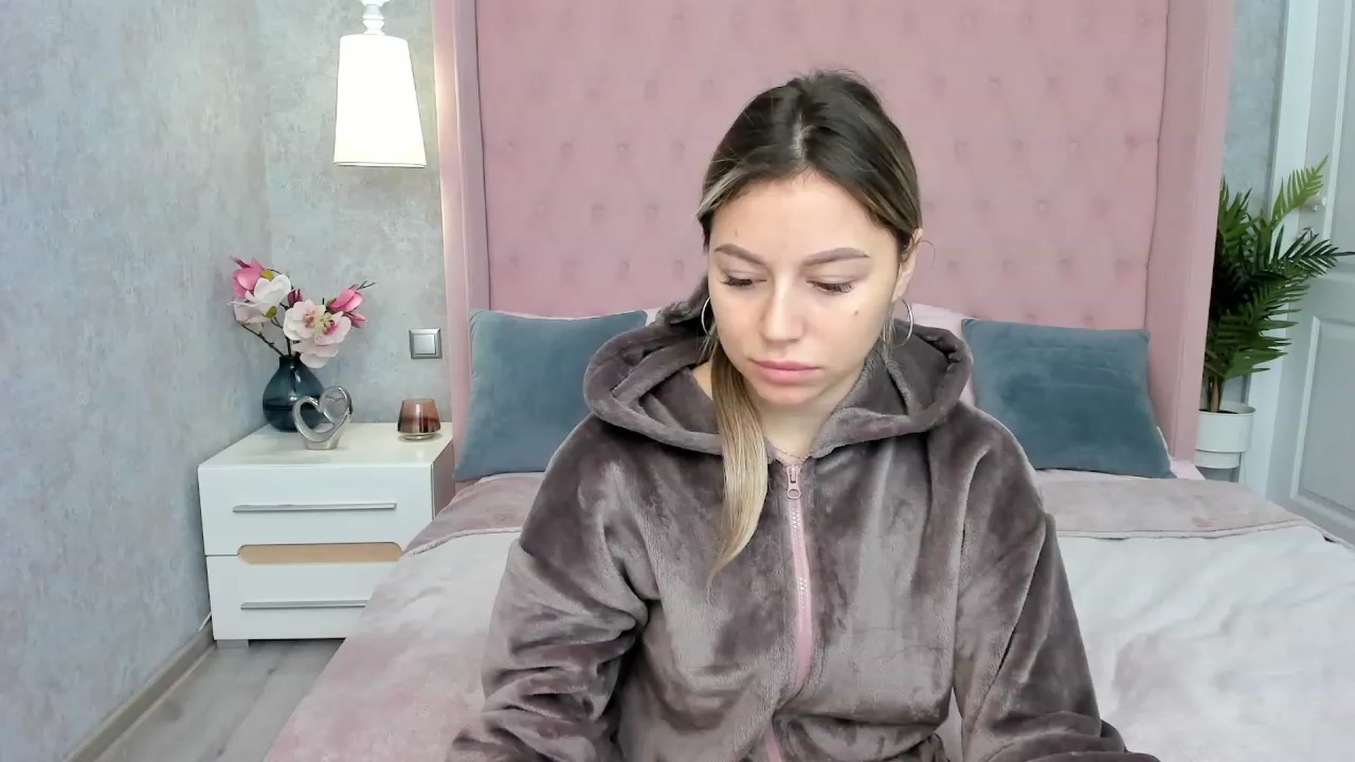 Gallery image thumbnail from SofiBloom's myfreecams stream on, 12/07/2022, 10:38 image 6 of 20