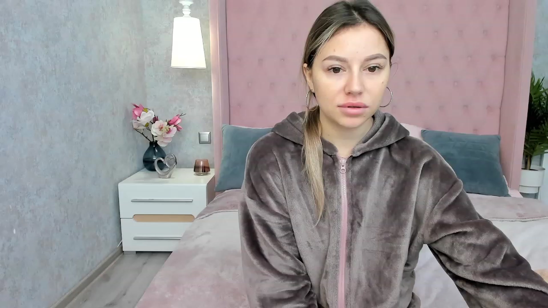 Gallery image thumbnail from SofiBloom's myfreecams stream on, 12/07/2022, 10:38 image 2 of 20