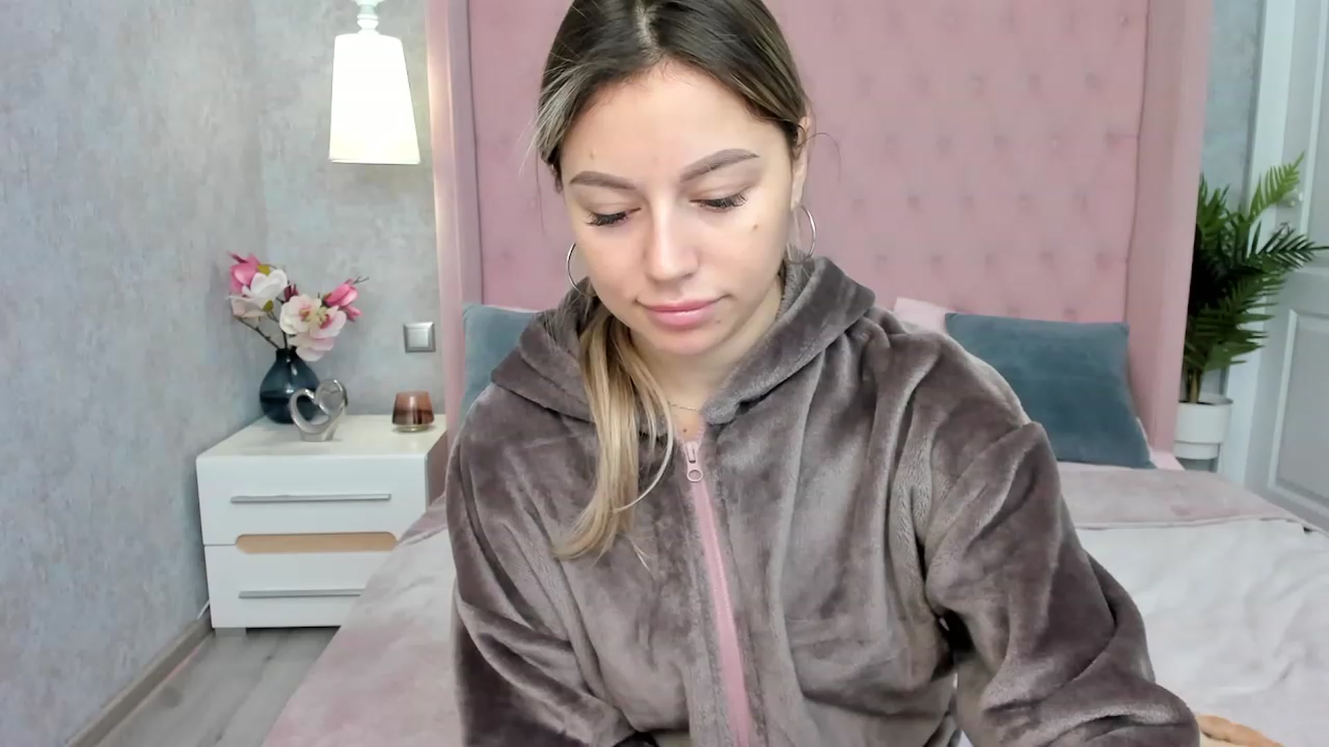 Gallery image thumbnail from SofiBloom's myfreecams stream on, 12/07/2022, 10:38 image 18 of 20