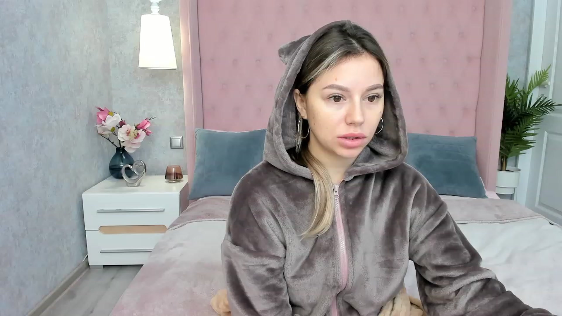 Gallery image thumbnail from SofiBloom's myfreecams stream on, 12/07/2022, 10:38 image 8 of 20