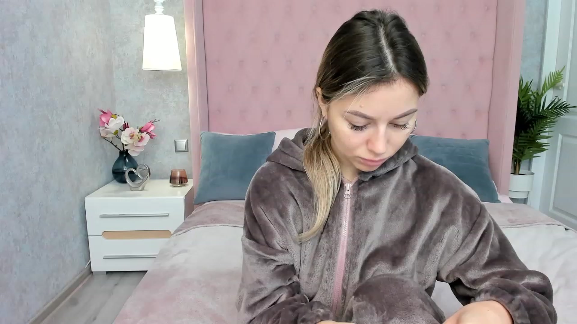 Gallery image thumbnail from SofiBloom's myfreecams stream on, 12/07/2022, 10:38 image 20 of 20