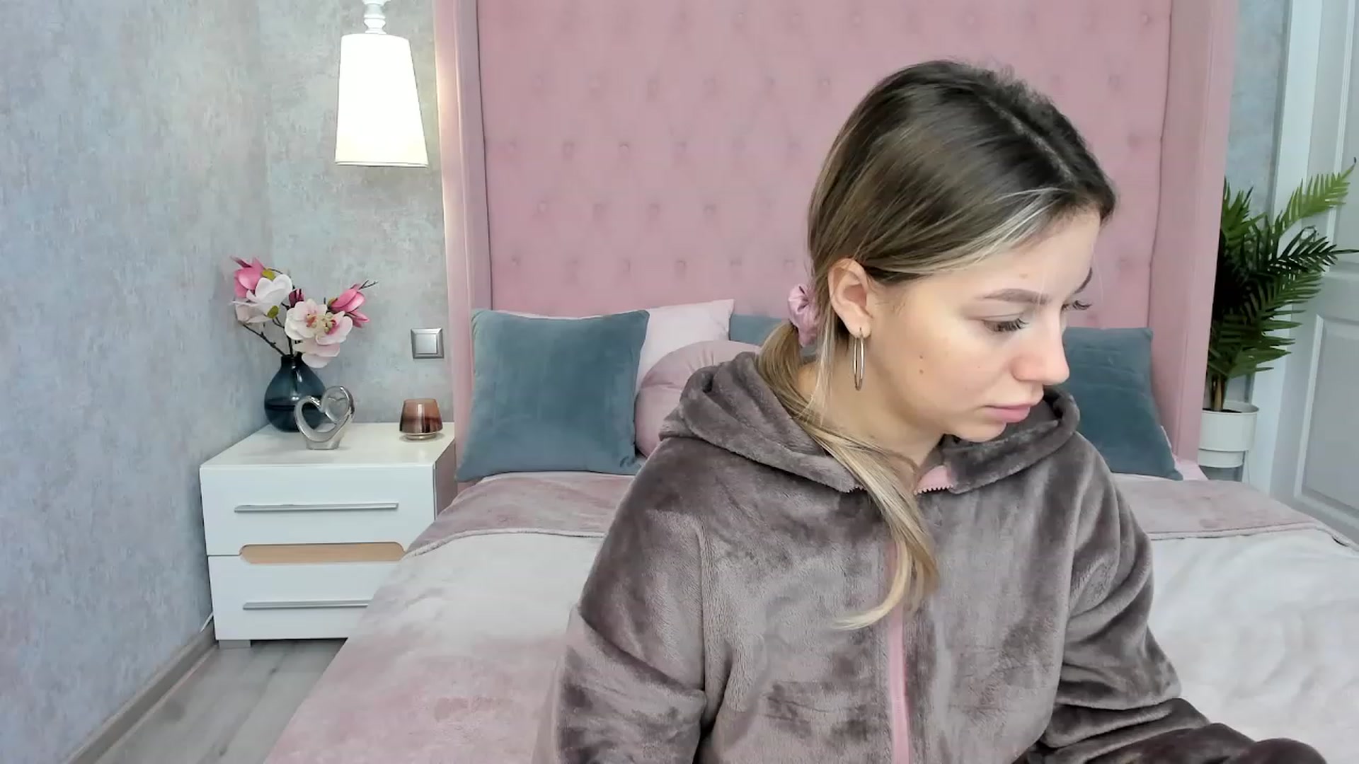 Gallery image thumbnail from SofiBloom's myfreecams stream on, 12/07/2022, 11:39 image 4 of 20