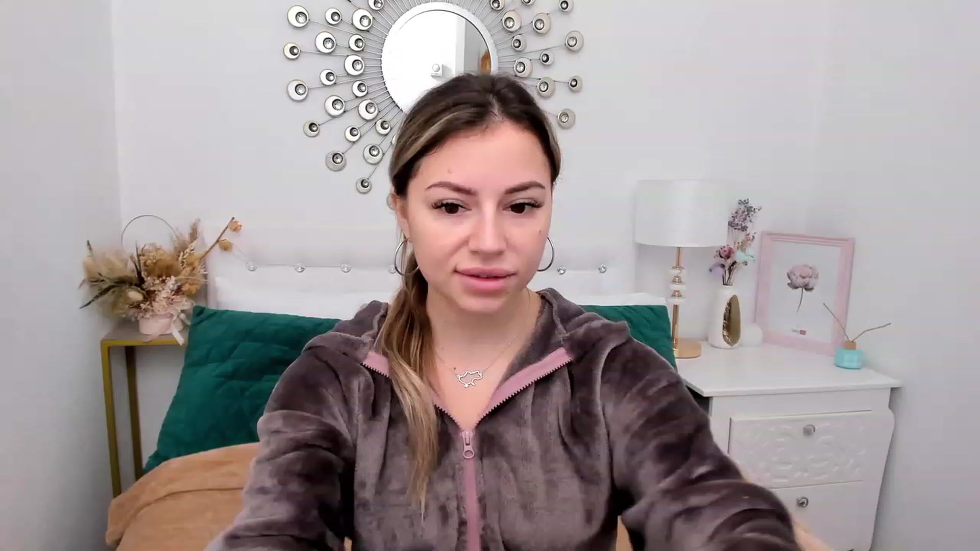 Gallery image thumbnail from SofiBloom's myfreecams stream on, 12/10/2022, 09:02 image 4 of 20