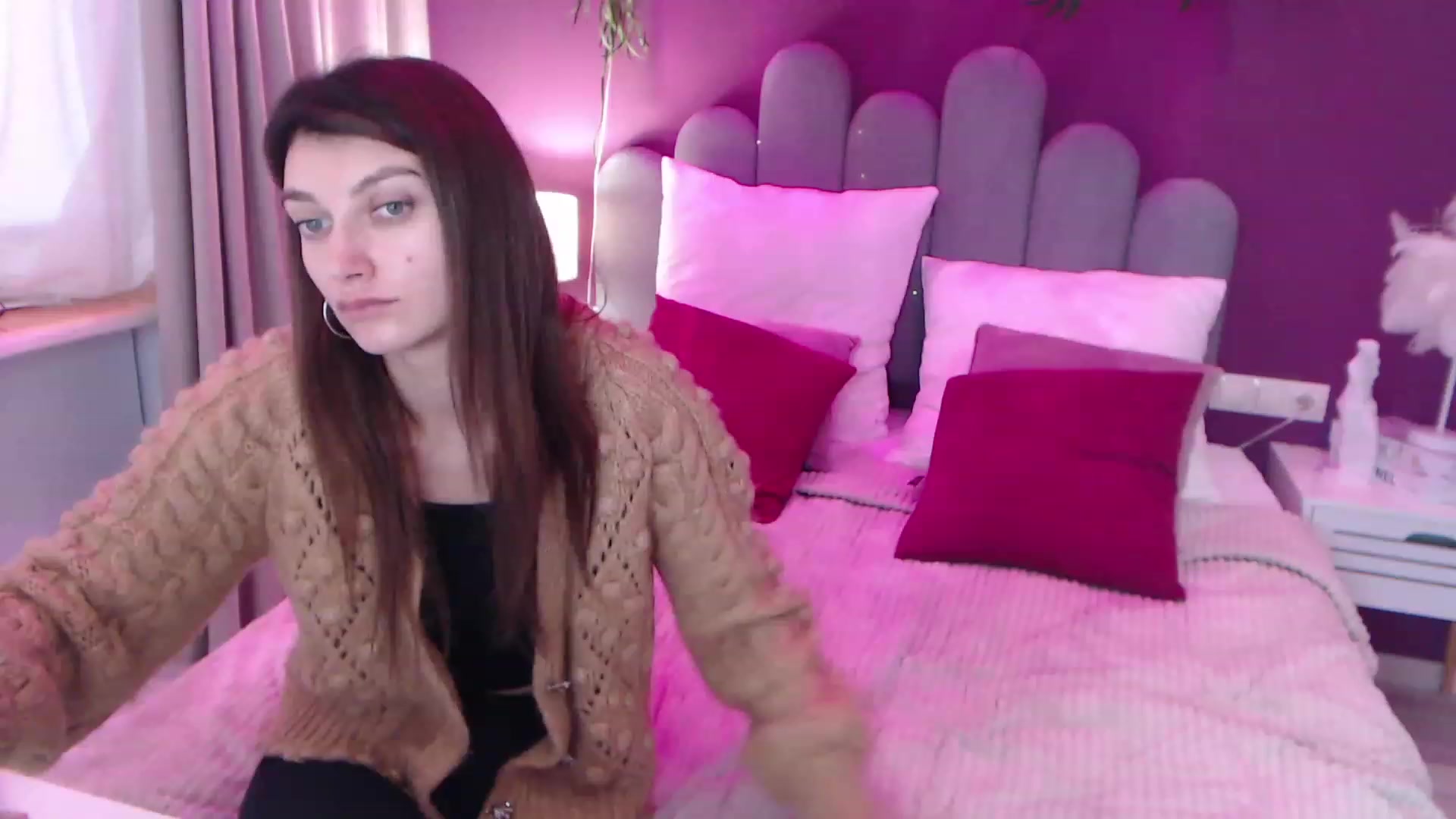 Gallery image thumbnail from SofiBloom's myfreecams stream on, 12/11/2022, 10:10 image 18 of 20