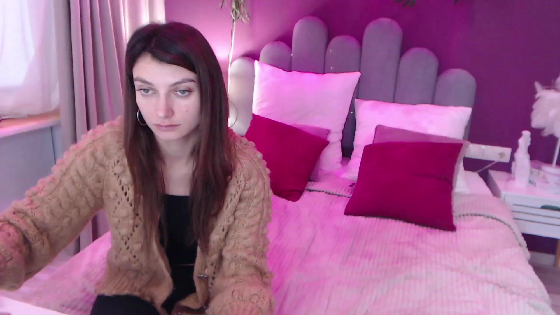 Gallery image thumbnail from SofiBloom's myfreecams stream on, 12/11/2022, 10:10 image 16 of 20