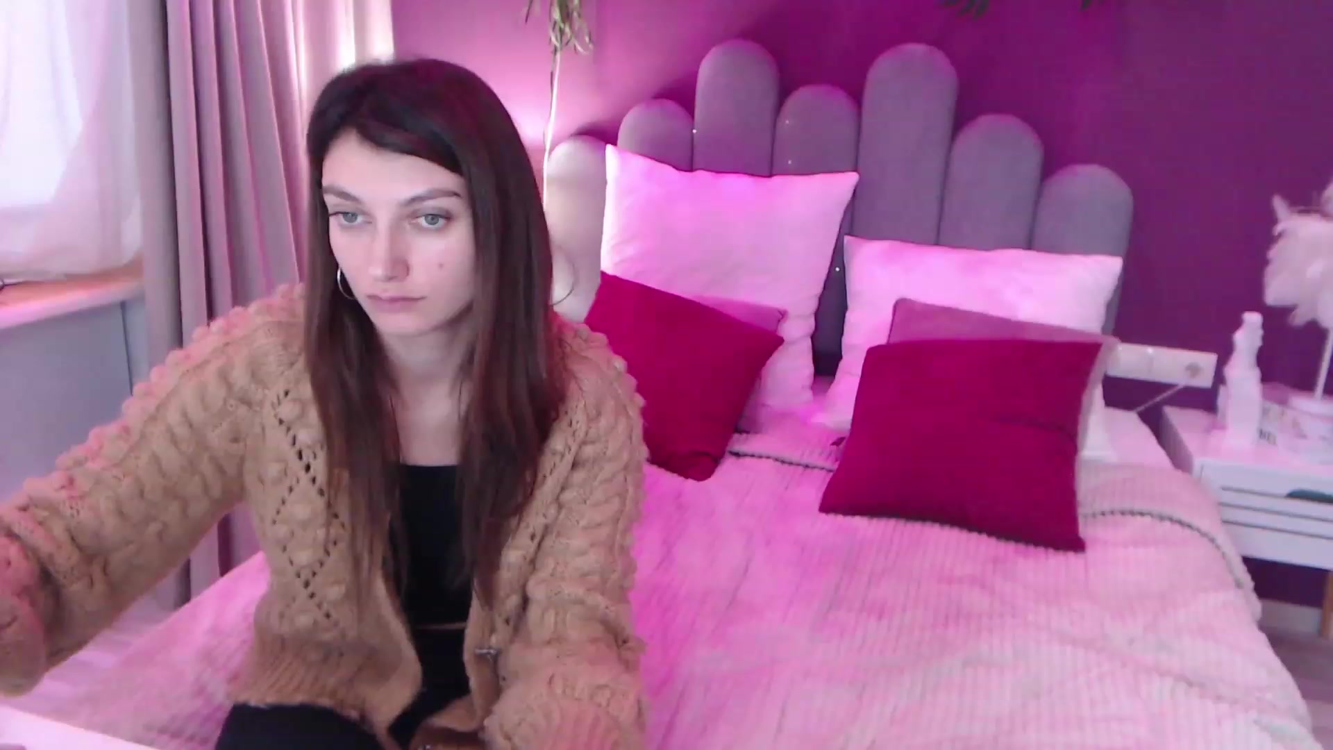 Gallery image thumbnail from SofiBloom's myfreecams stream on, 12/11/2022, 10:10 image 17 of 20