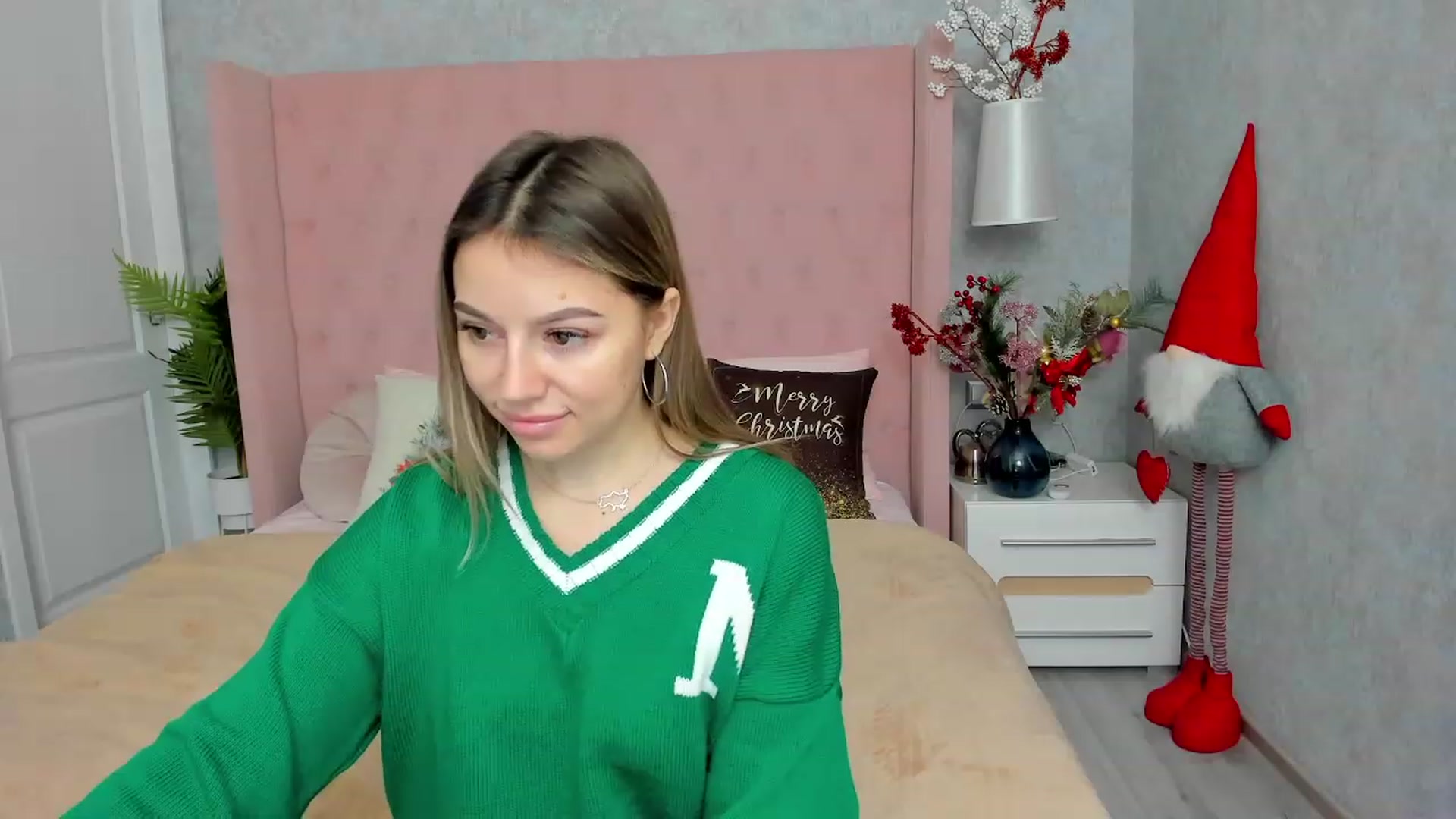 Gallery image thumbnail from SofiBloom's myfreecams stream on, 12/20/2022, 08:33 image 19 of 20
