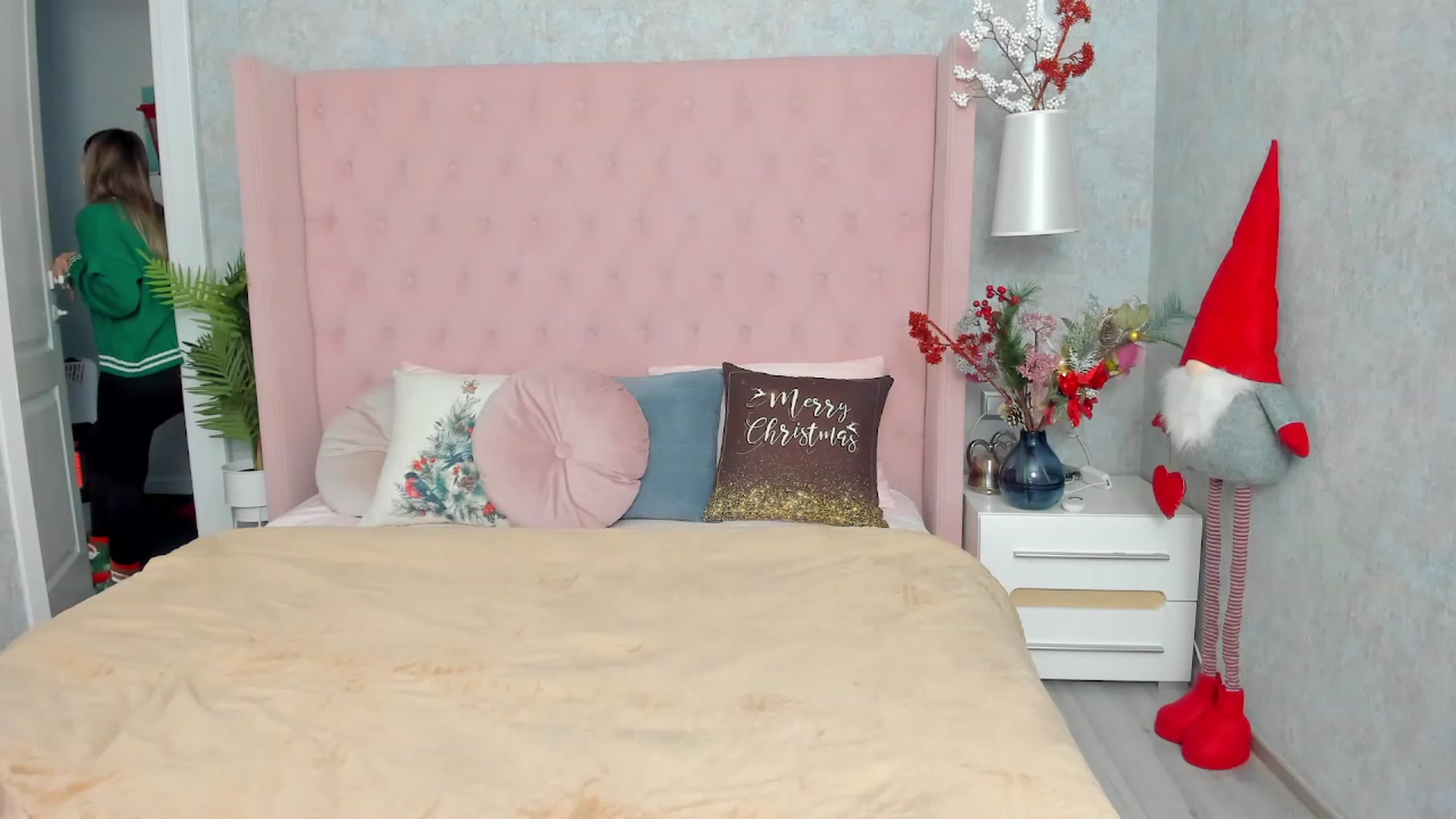 Gallery image thumbnail from SofiBloom's myfreecams stream on, 12/20/2022, 08:33 image 2 of 20