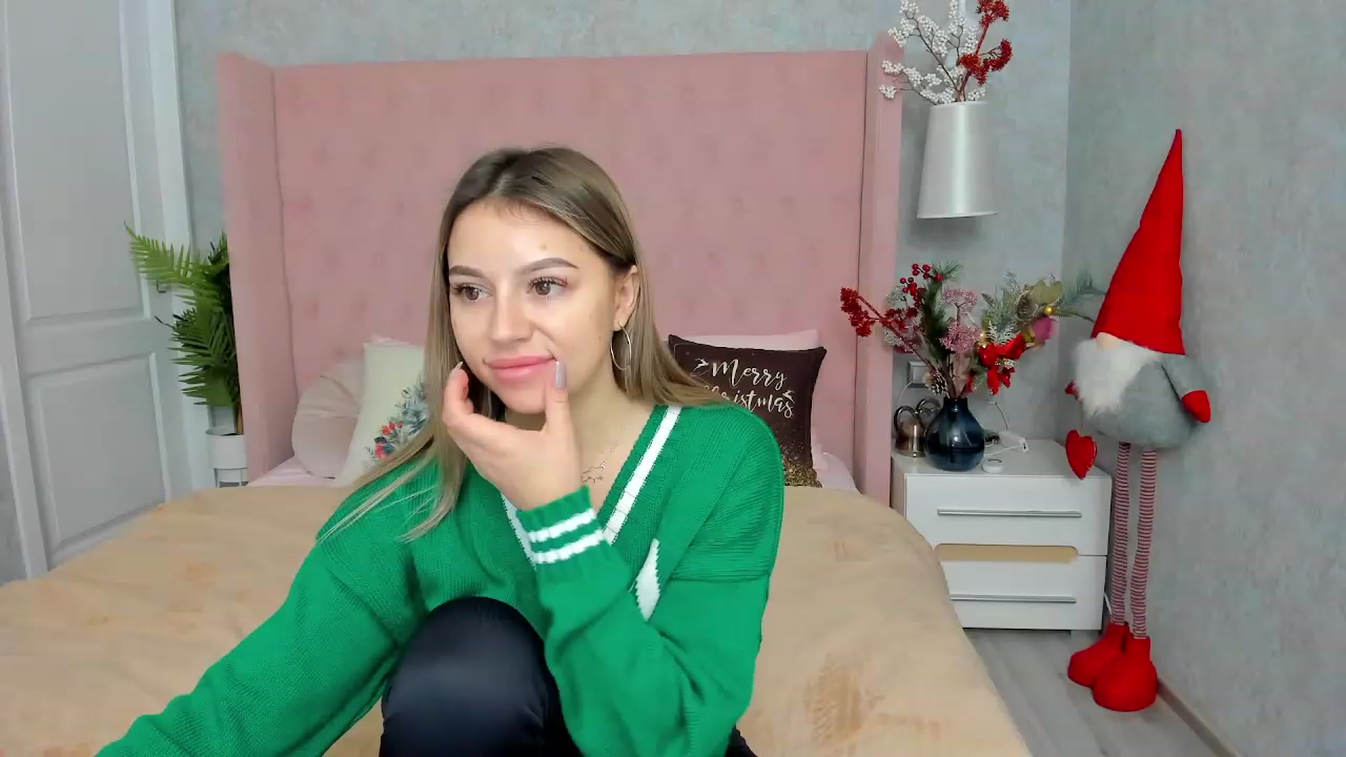 Gallery image thumbnail from SofiBloom's myfreecams stream on, 12/20/2022, 08:33 image 6 of 20