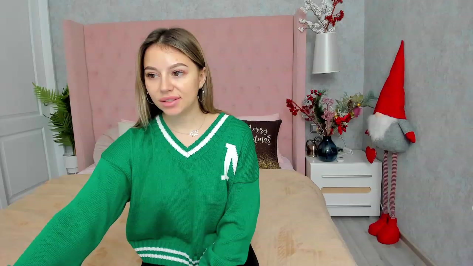 Gallery image thumbnail from SofiBloom's myfreecams stream on, 12/20/2022, 08:33 image 15 of 20