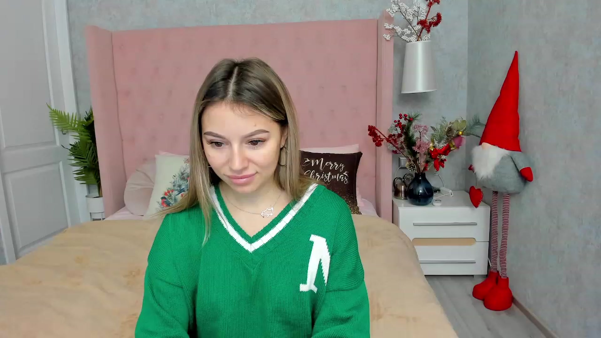 Gallery image thumbnail from SofiBloom's myfreecams stream on, 12/20/2022, 08:33 image 17 of 20