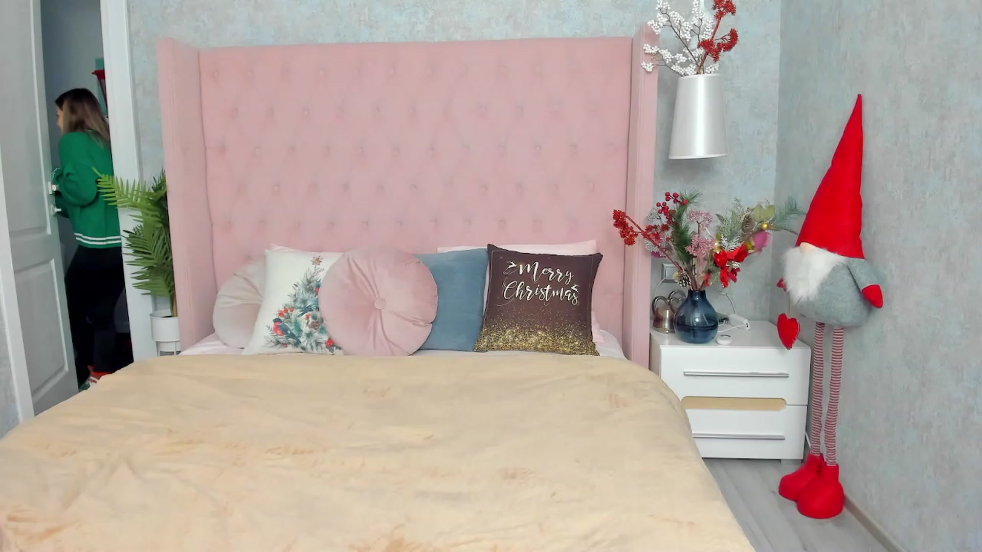 Gallery image thumbnail from SofiBloom's myfreecams stream on, 12/20/2022, 08:33 image 1 of 20