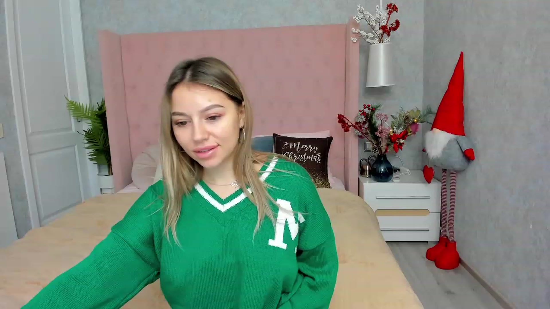 Gallery image thumbnail from SofiBloom's myfreecams stream on, 12/20/2022, 08:33 image 20 of 20