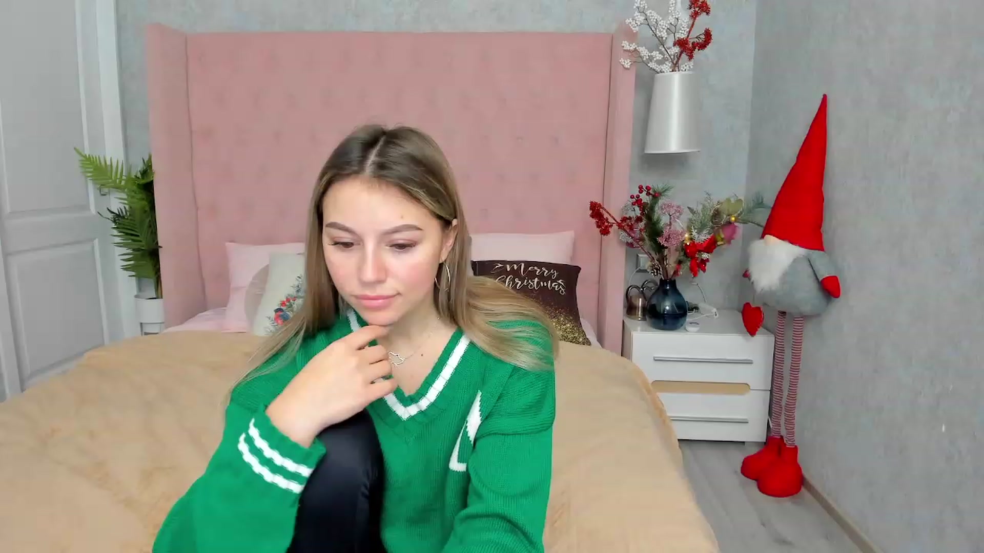 Gallery image thumbnail from SofiBloom's myfreecams stream on, 12/20/2022, 14:07 image 4 of 20