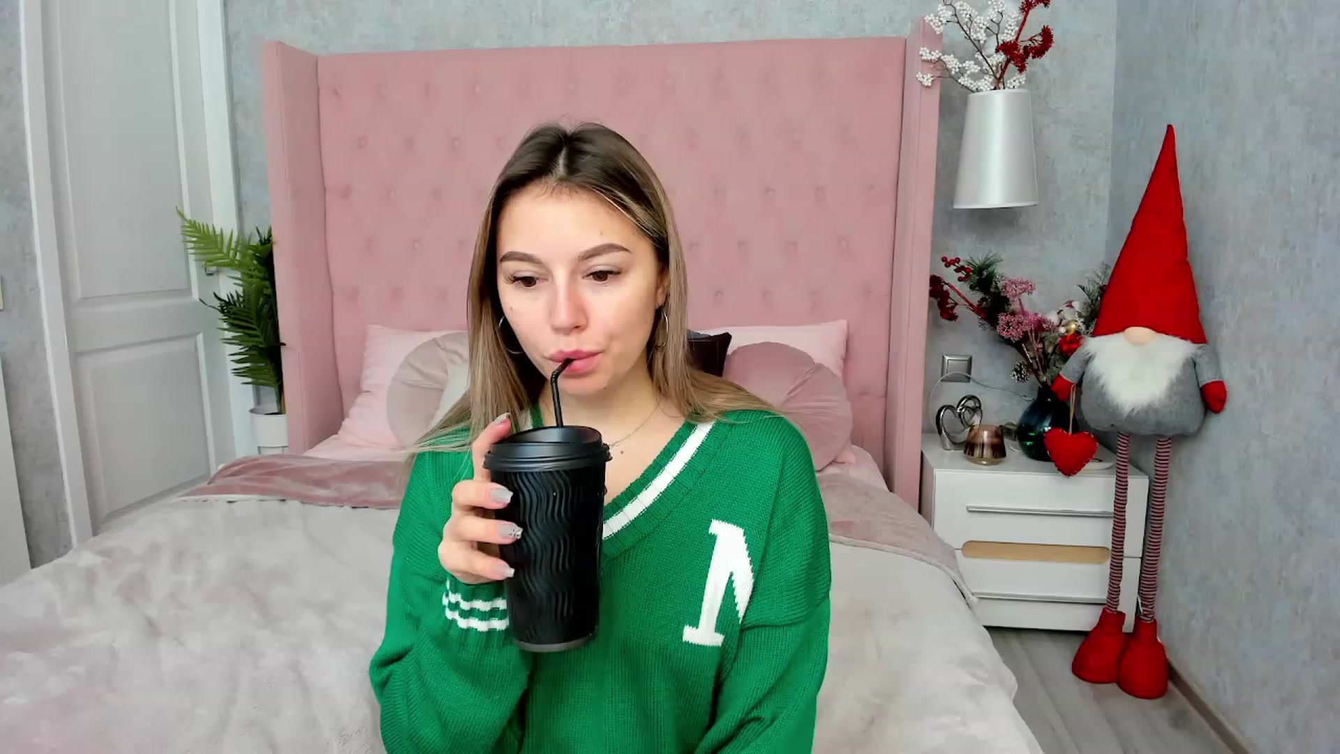 Gallery image thumbnail from SofiBloom's myfreecams stream on, 12/21/2022, 11:26 image 1 of 20