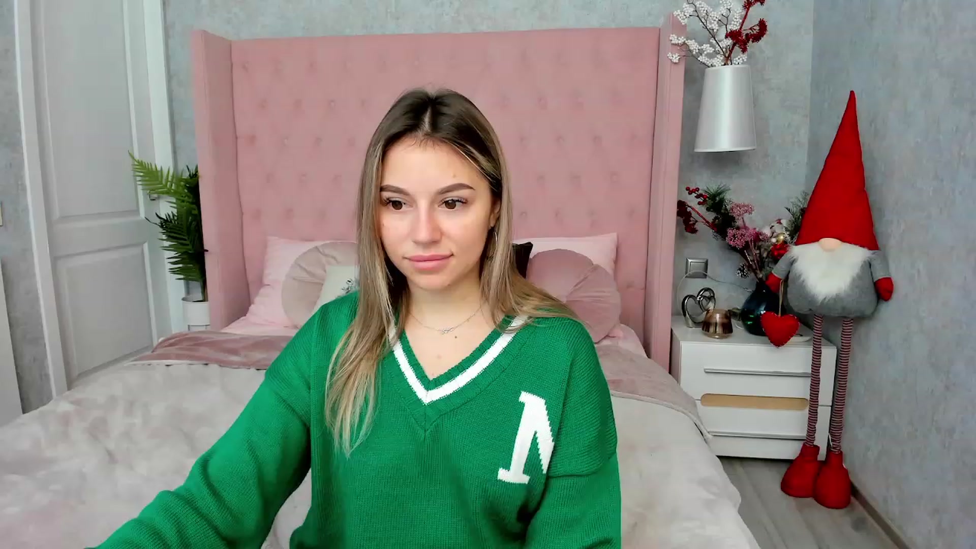 Gallery image thumbnail from SofiBloom's myfreecams stream on, 12/21/2022, 11:26 image 6 of 20