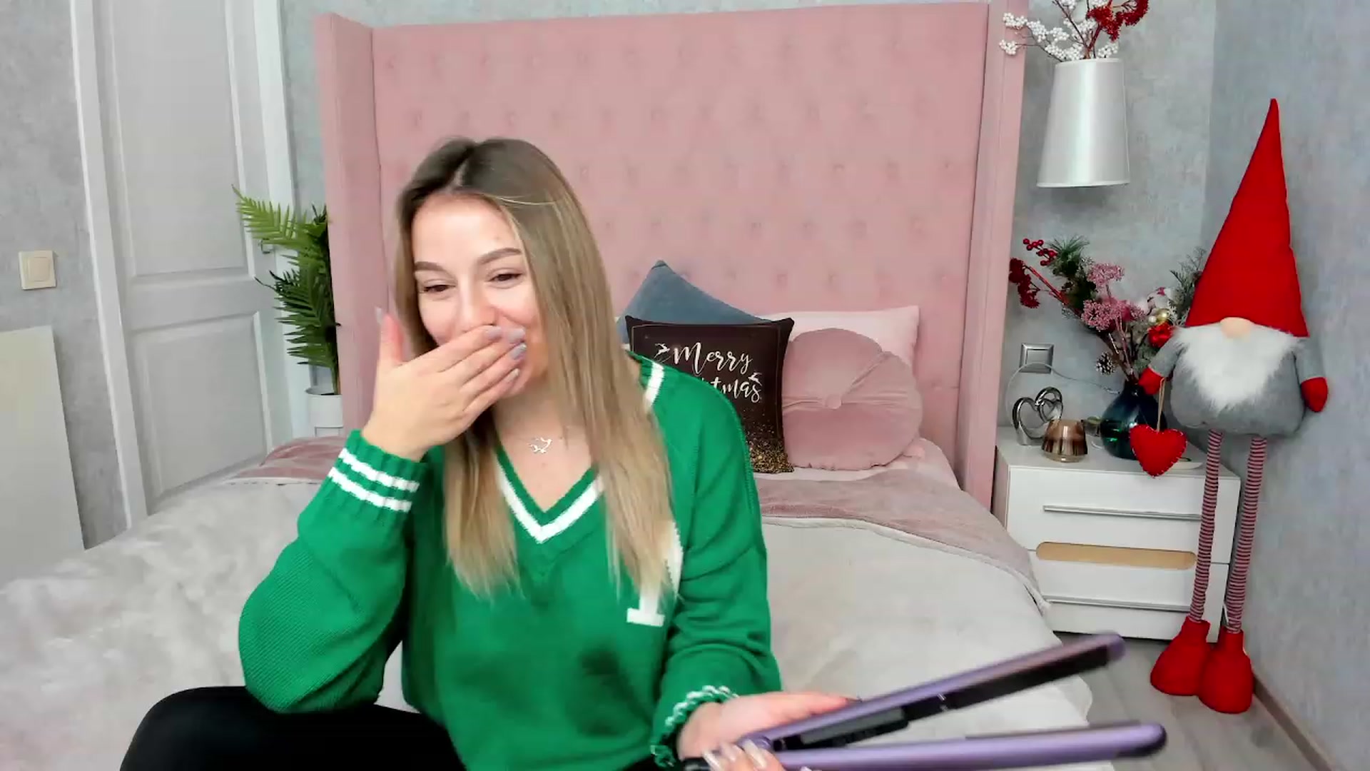 Gallery image thumbnail from SofiBloom's myfreecams stream on, 12/21/2022, 12:16 image 10 of 20