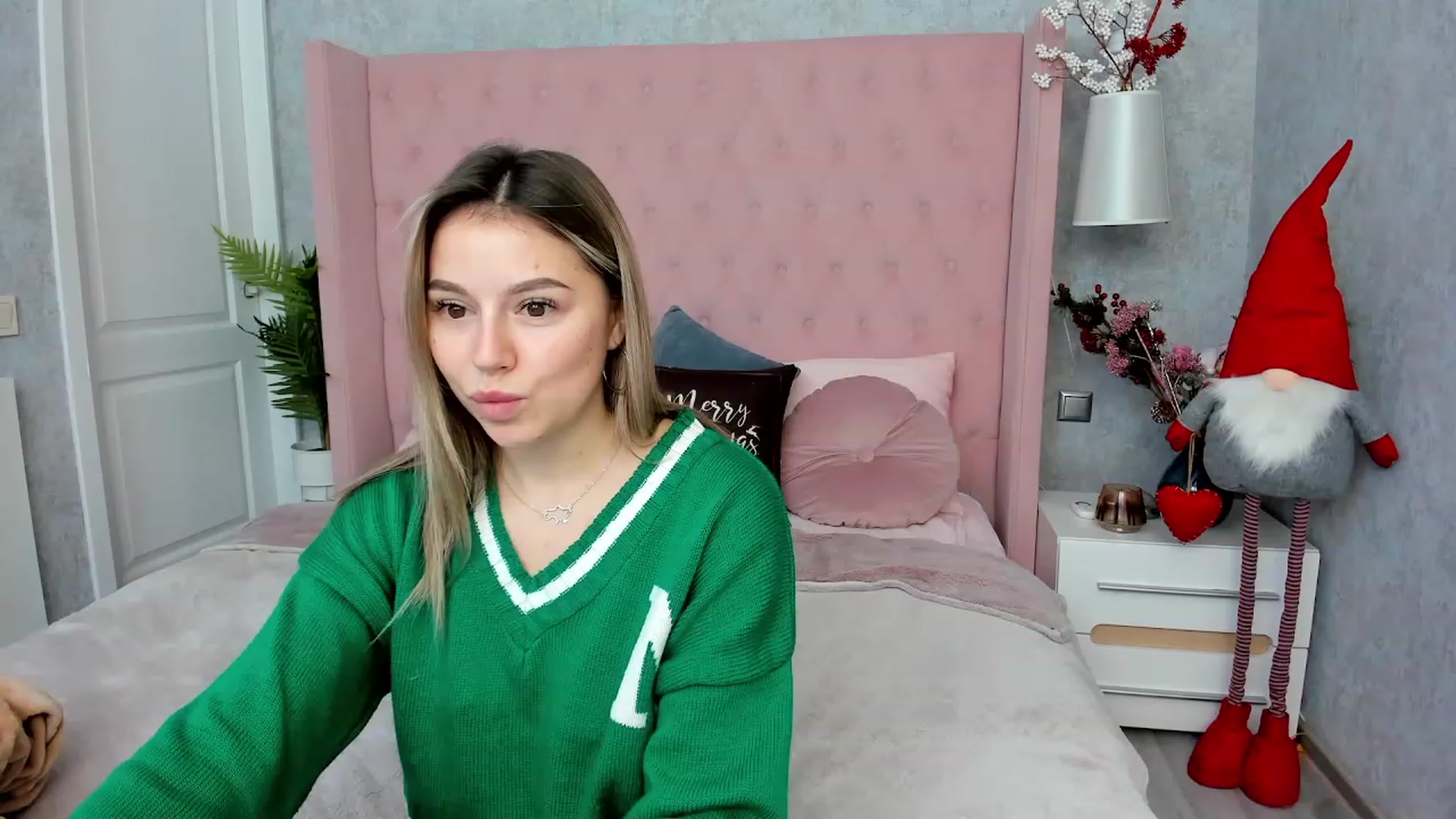 Gallery image thumbnail from SofiBloom's myfreecams stream on, 12/21/2022, 19:05 image 12 of 20