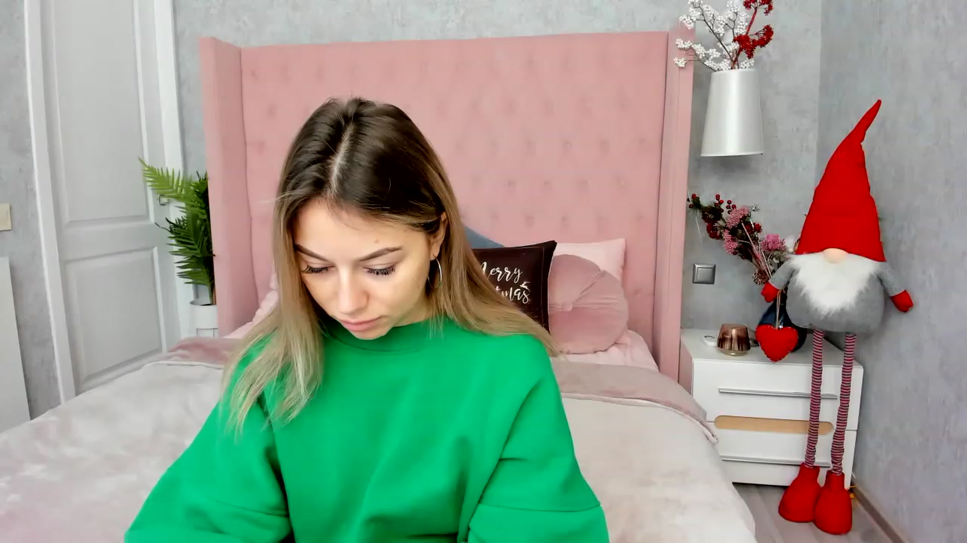 Gallery image thumbnail from SofiBloom's myfreecams stream on, 12/22/2022, 08:34 image 2 of 20