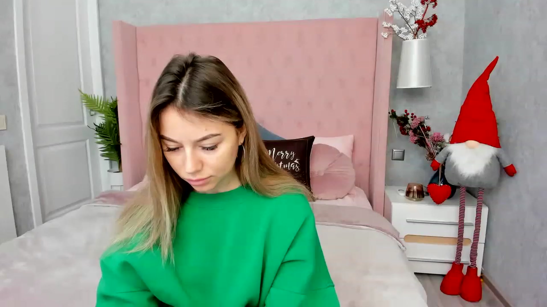 Gallery image thumbnail from SofiBloom's myfreecams stream on, 12/22/2022, 08:34 image 7 of 20