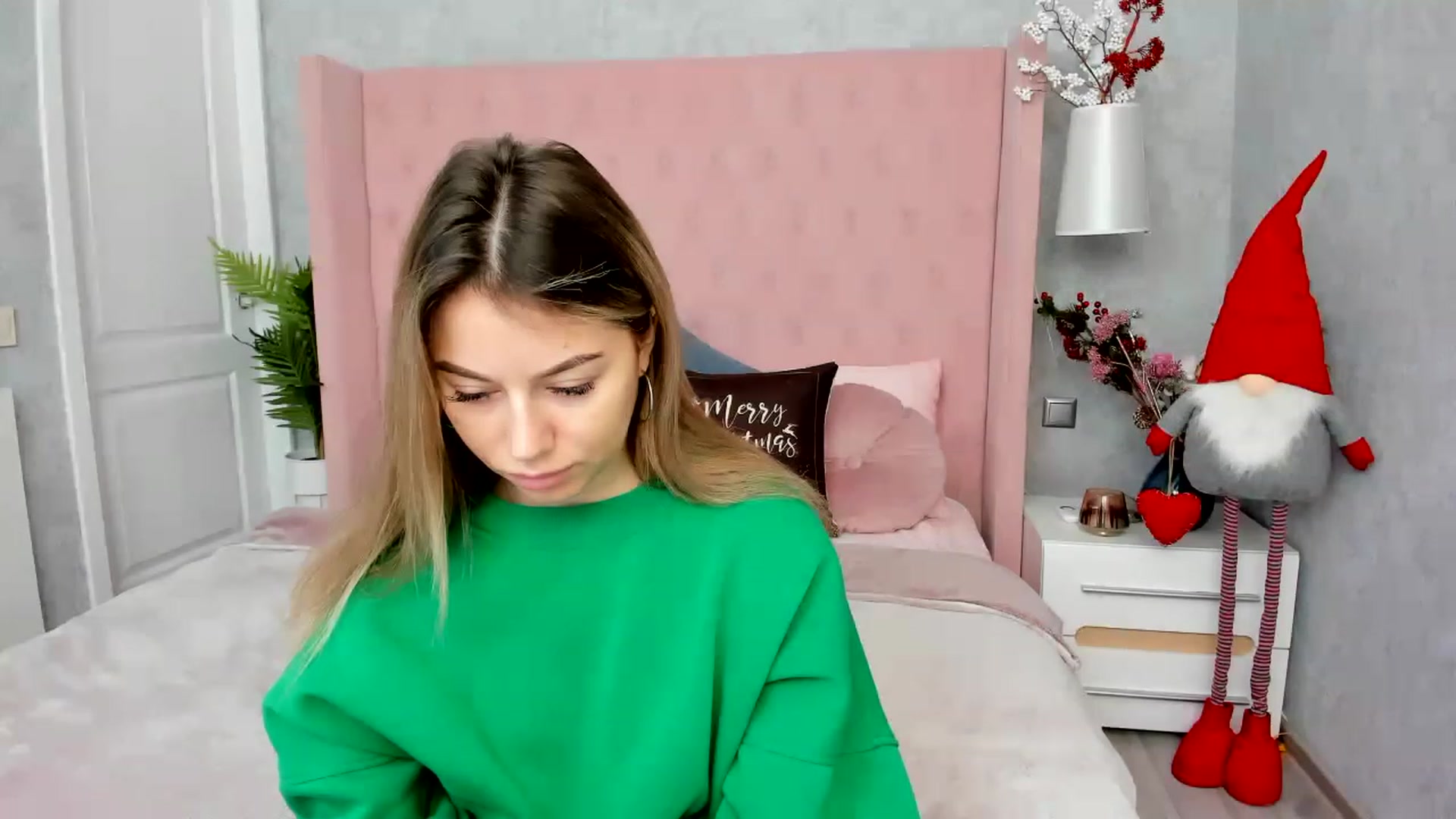 Gallery image thumbnail from SofiBloom's myfreecams stream on, 12/22/2022, 08:34 image 6 of 20