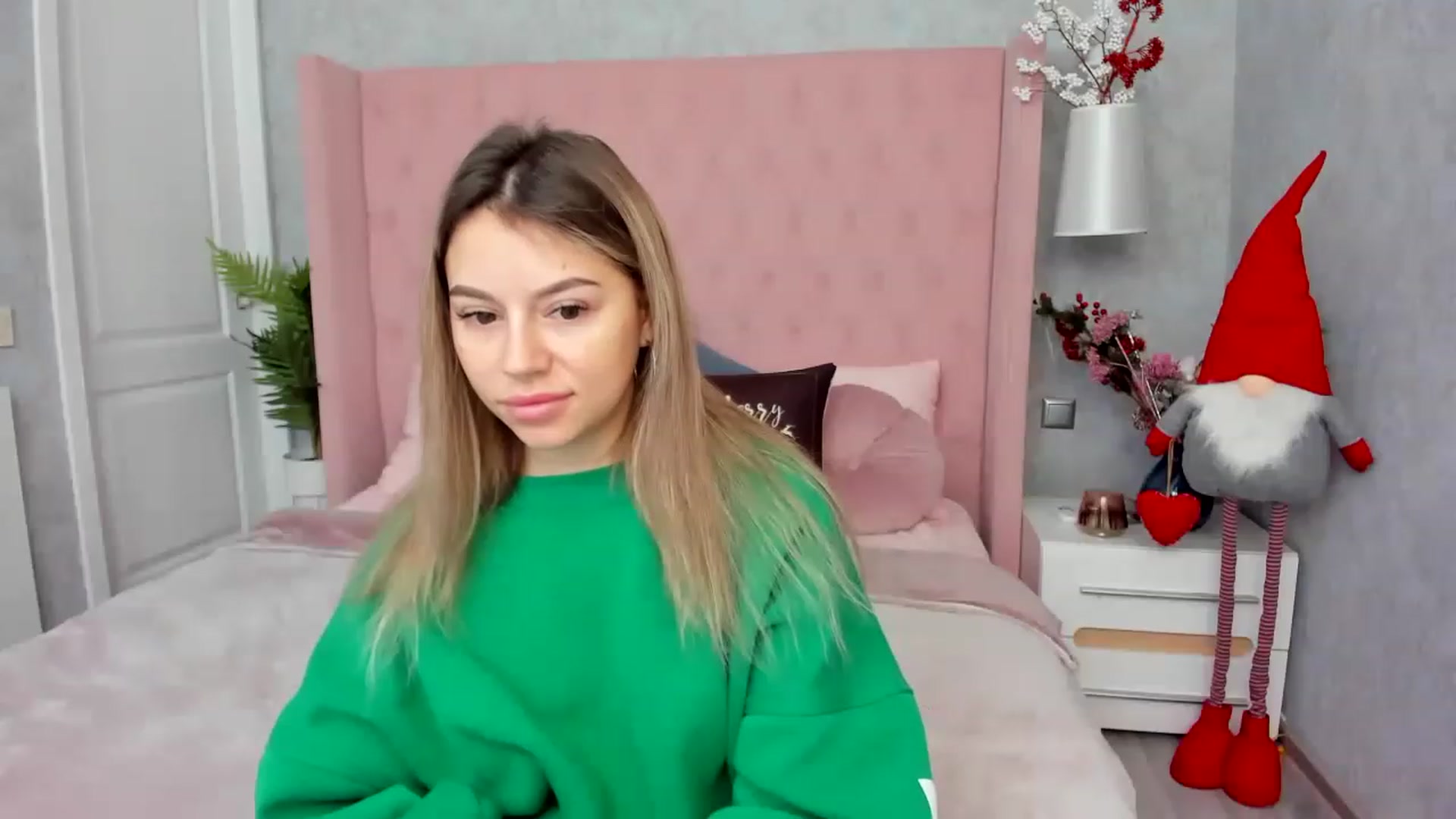 Gallery image thumbnail from SofiBloom's myfreecams stream on, 12/22/2022, 08:34 image 10 of 20