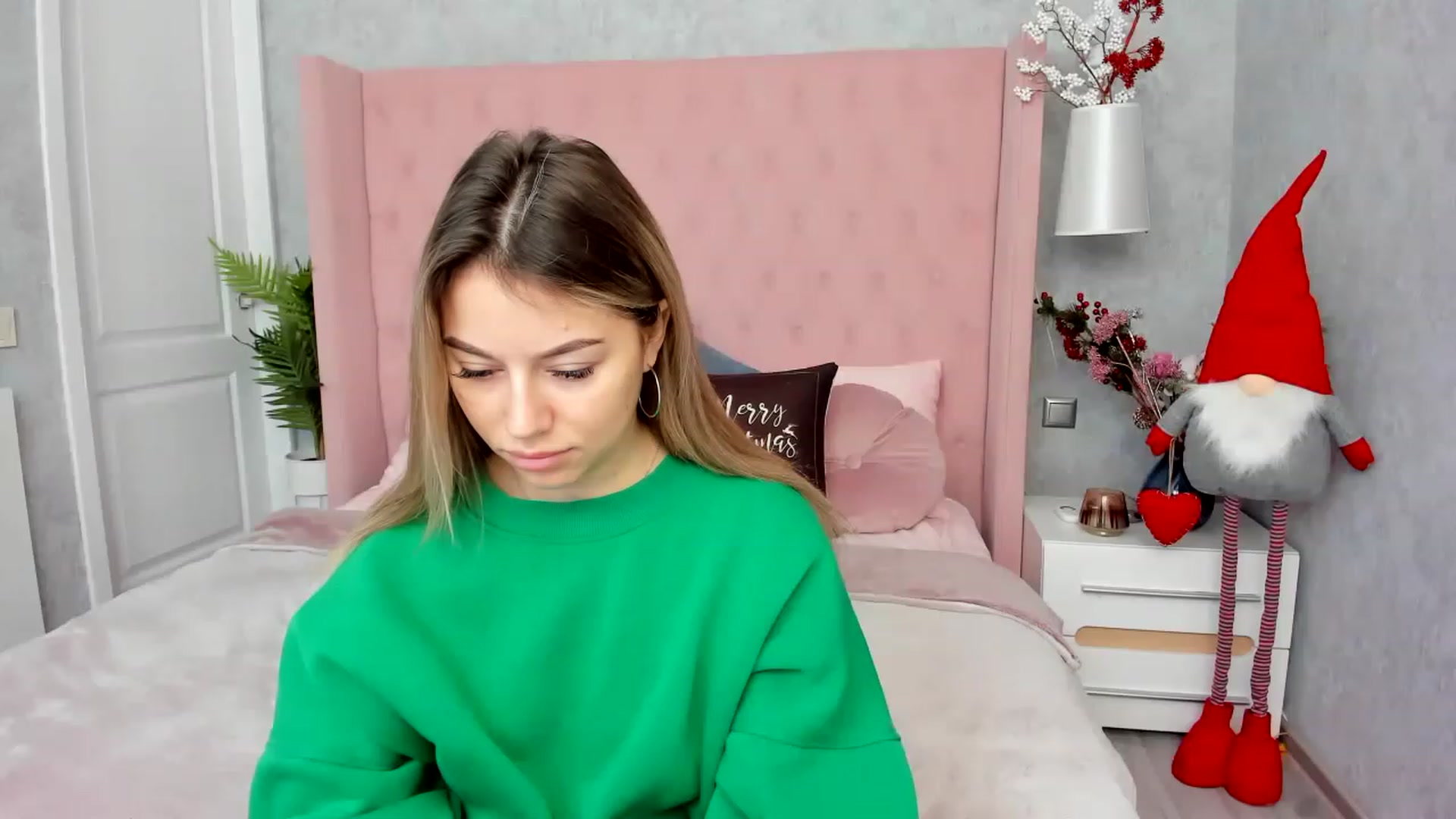 Gallery image thumbnail from SofiBloom's myfreecams stream on, 12/22/2022, 08:34 image 4 of 20