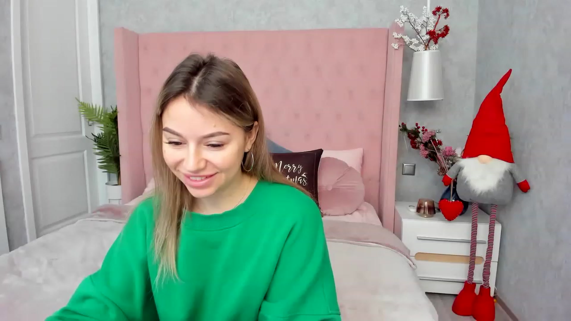 Gallery image thumbnail from SofiBloom's myfreecams stream on, 12/22/2022, 08:34 image 17 of 20