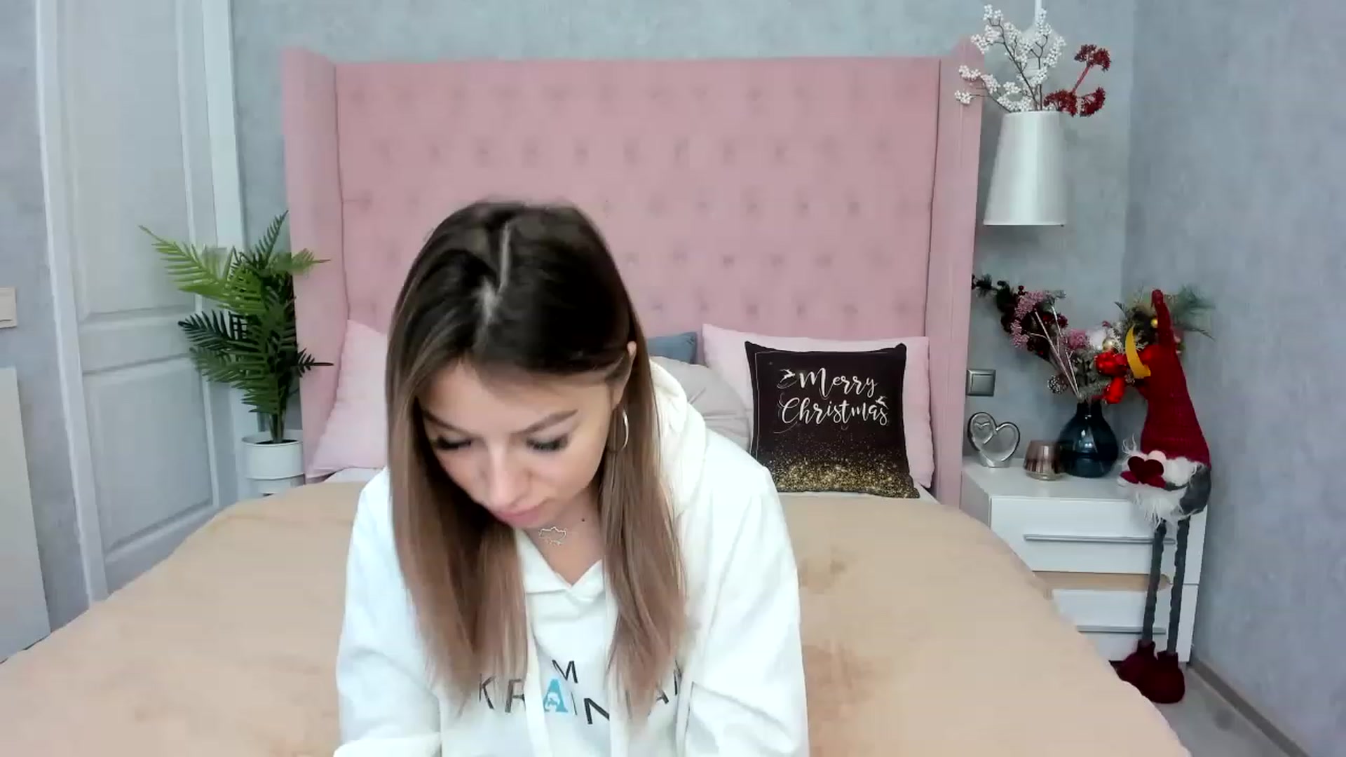 Gallery image thumbnail from SofiBloom's myfreecams stream on, 12/28/2022, 10:40 image 1 of 20