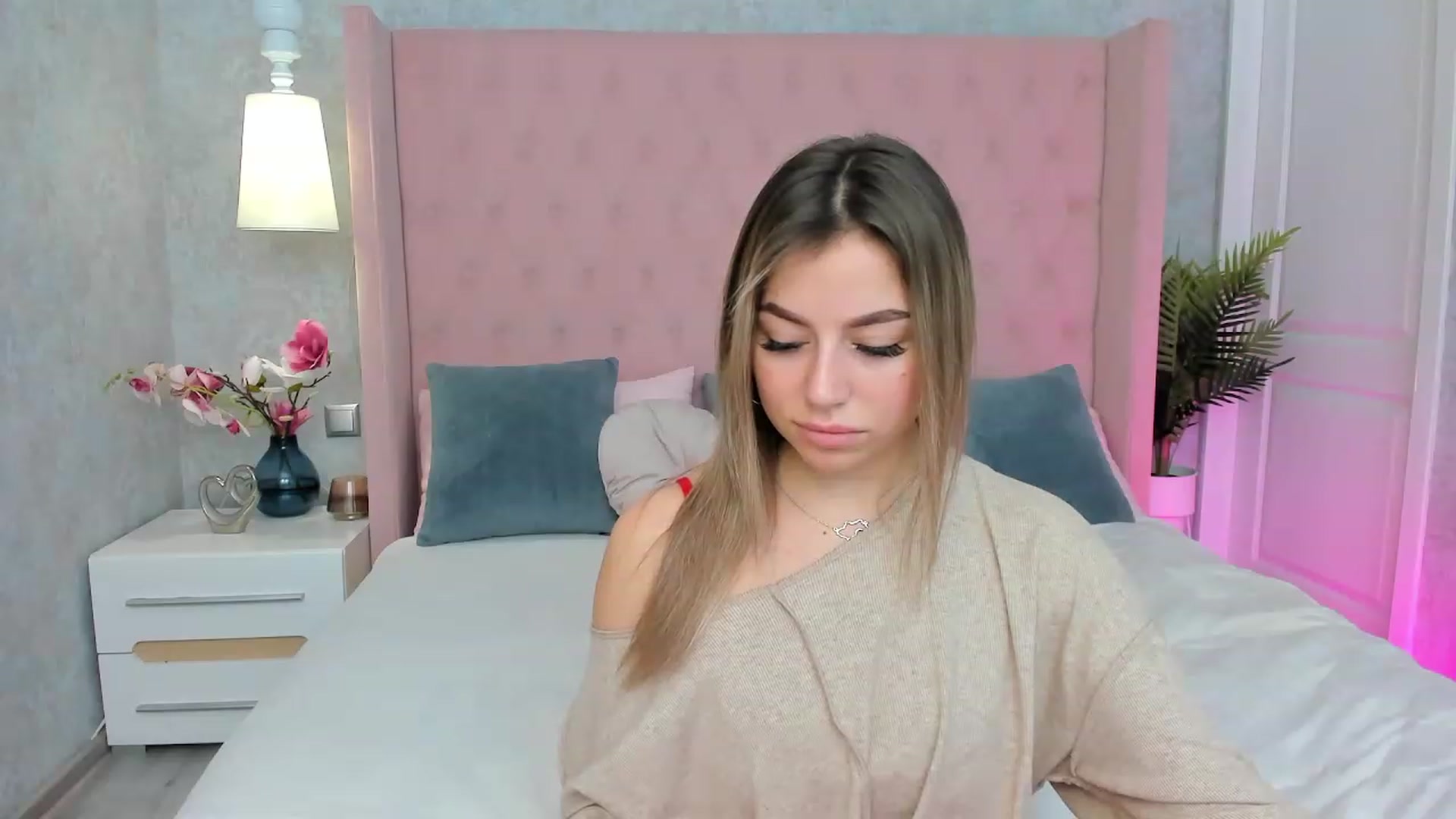 Gallery image thumbnail from SofiBloom's myfreecams stream on, 01/19/2023, 13:36 image 9 of 20