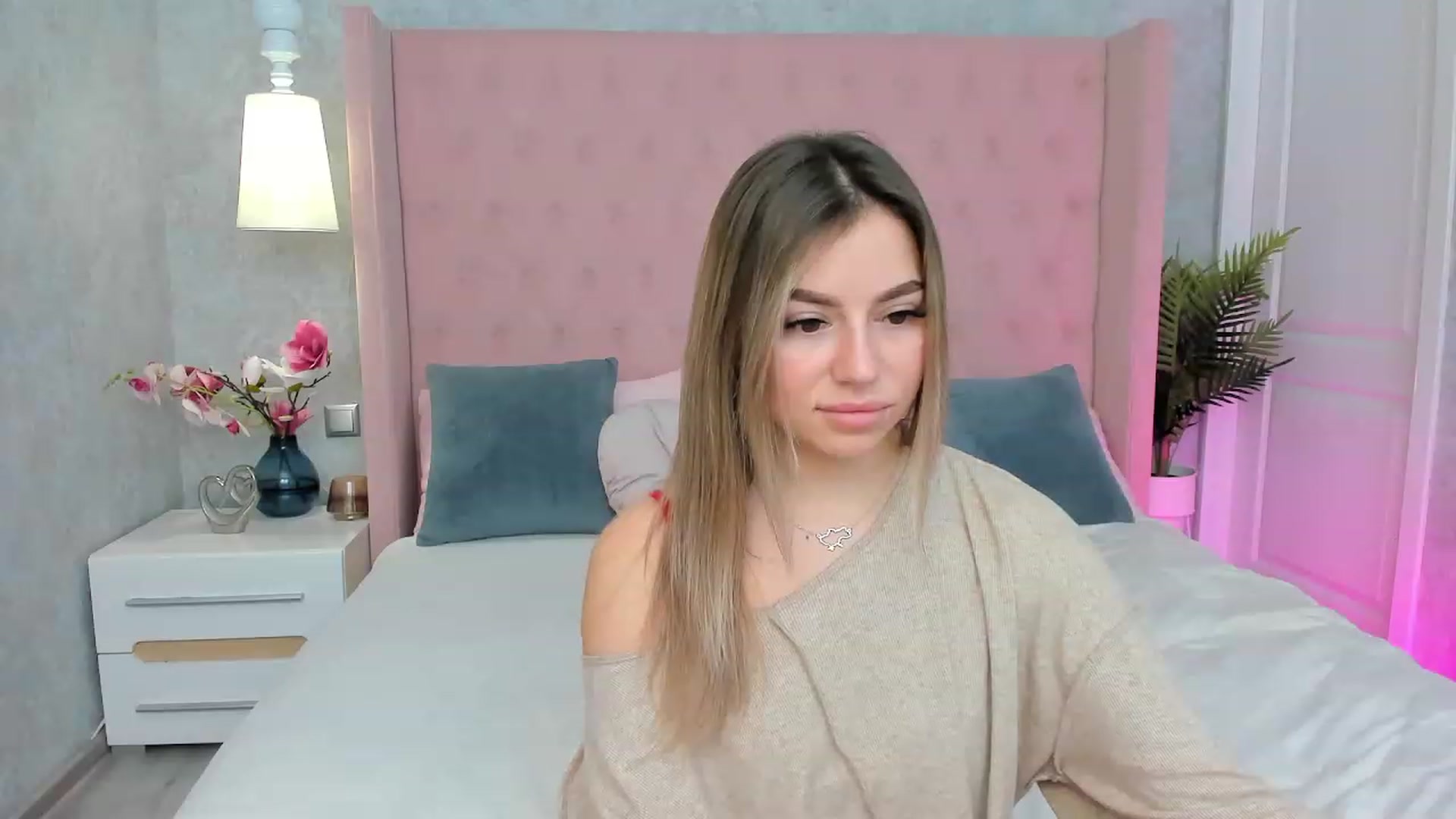 Gallery image thumbnail from SofiBloom's myfreecams stream on, 01/19/2023, 13:36 image 7 of 20