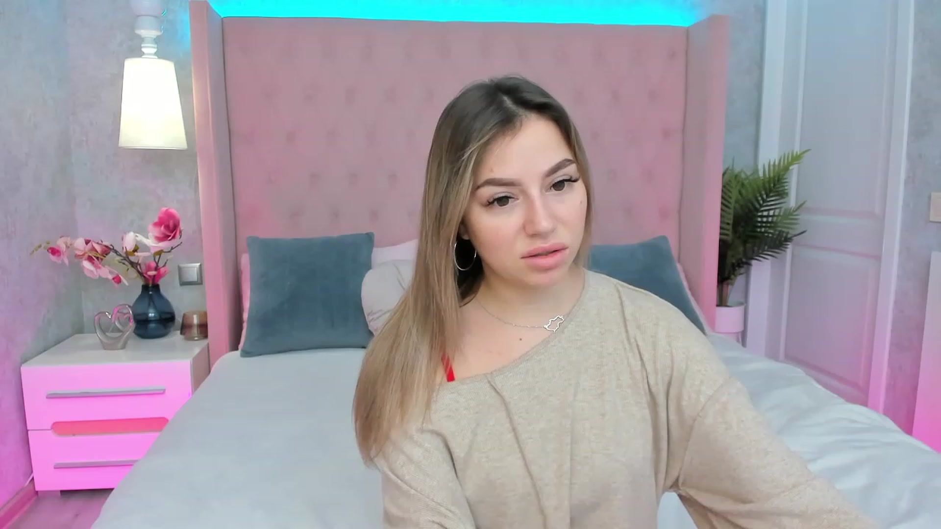 Gallery image thumbnail from SofiBloom's myfreecams stream on, 01/19/2023, 14:27 image 17 of 20