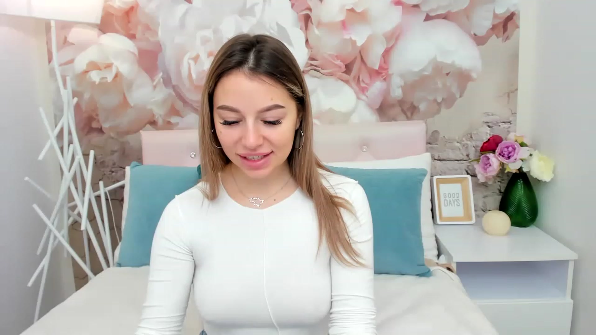 Gallery image thumbnail from SofiBloom's myfreecams stream on, 02/03/2023, 08:44 image 12 of 20