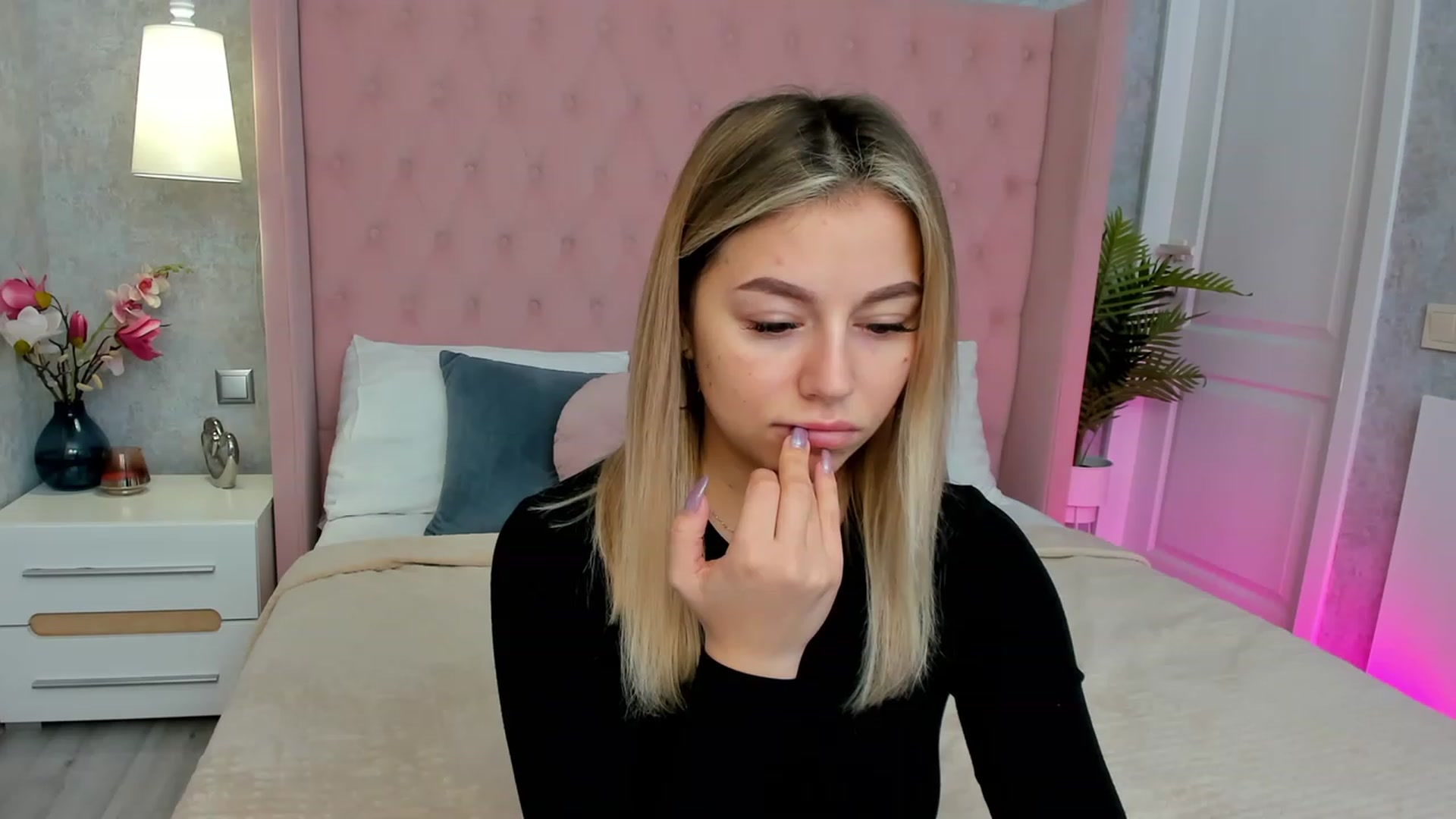 Gallery image thumbnail from SofiBloom's myfreecams stream on, 03/07/2023, 09:58 image 19 of 20